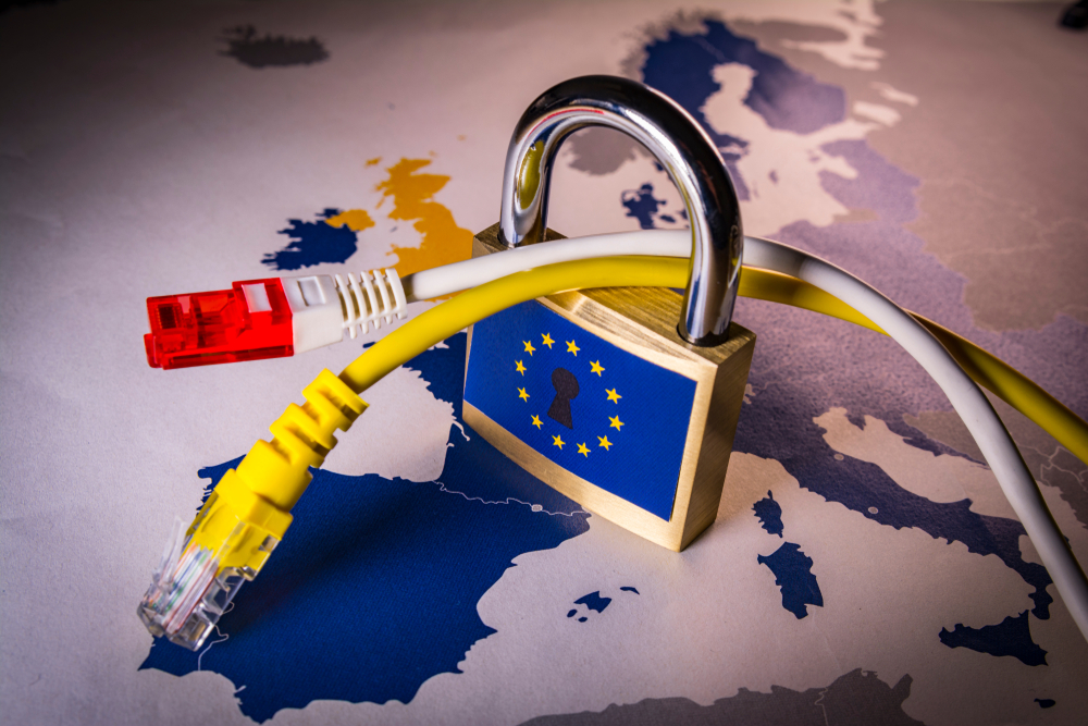 Padlock et câble net sur la carte de l'UE