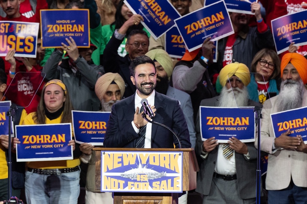 Zohran Mamdani lors du rassemblement « New York Is Not for Sale » à Forest Hills Stadium, New York, le 26 octobre 2025.