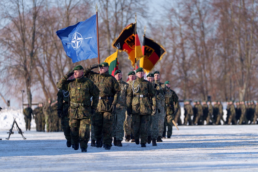 Défilé militaire avec l'OTAN et des drapeaux allemands et lituaniens