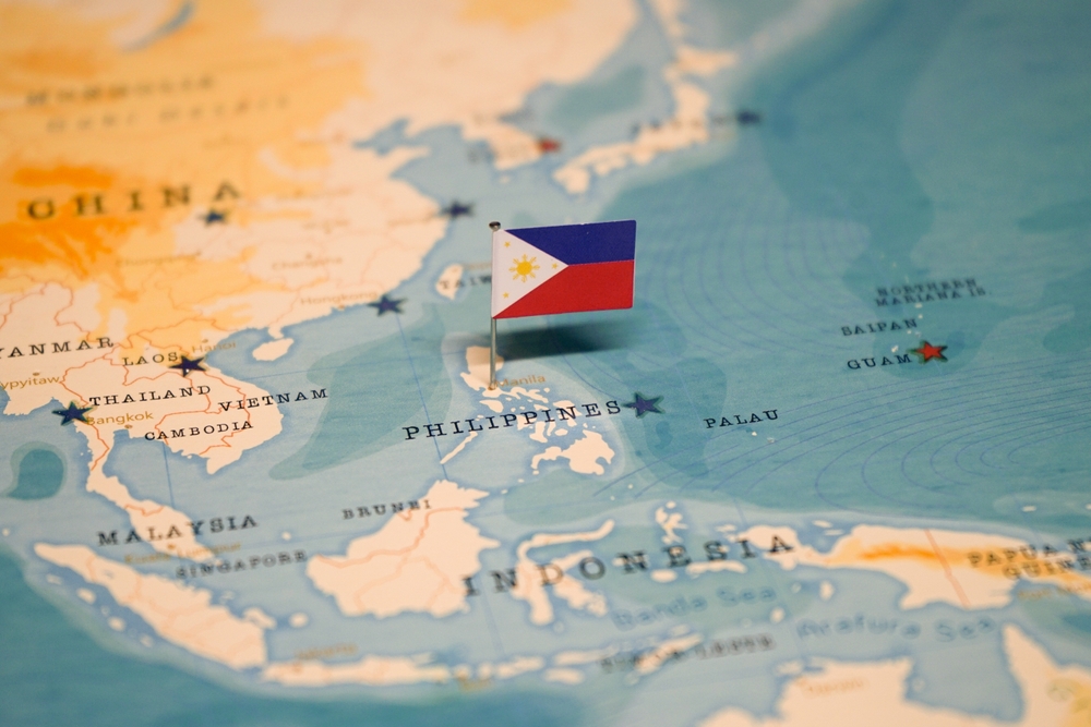 La carte et le drapeau des Philippines.