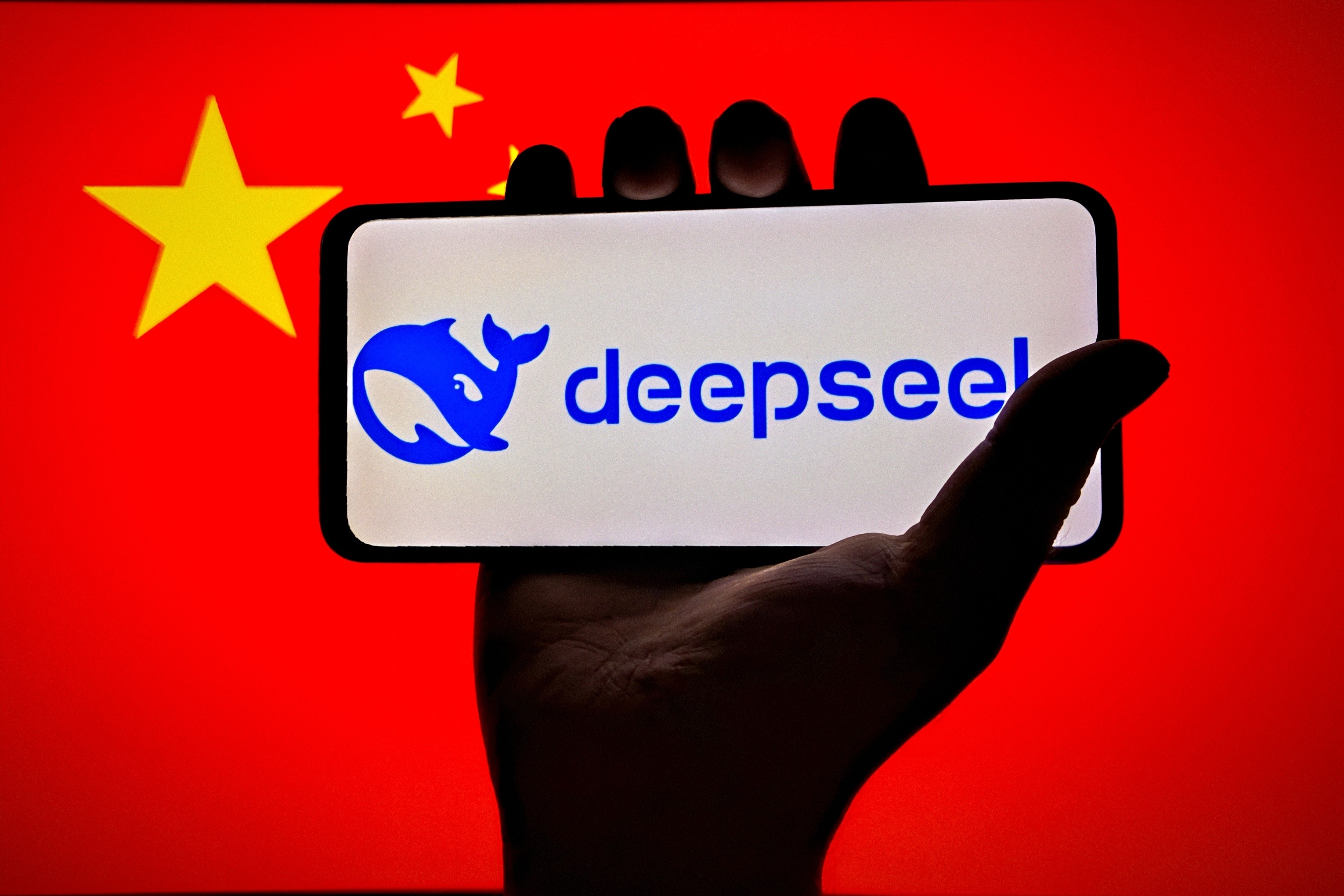Photo du logo DeepSeek sur un smartphone avec drapeau chinois en arrière-plan