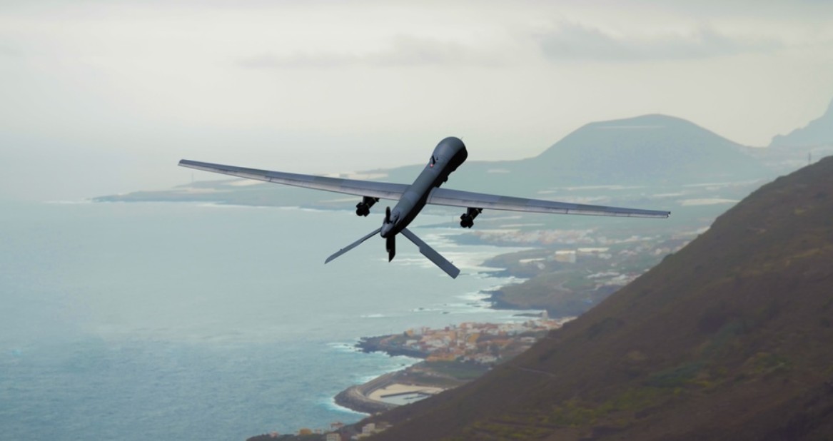 Drone militaire iranien effectuant une surveillance sur mer et rivage