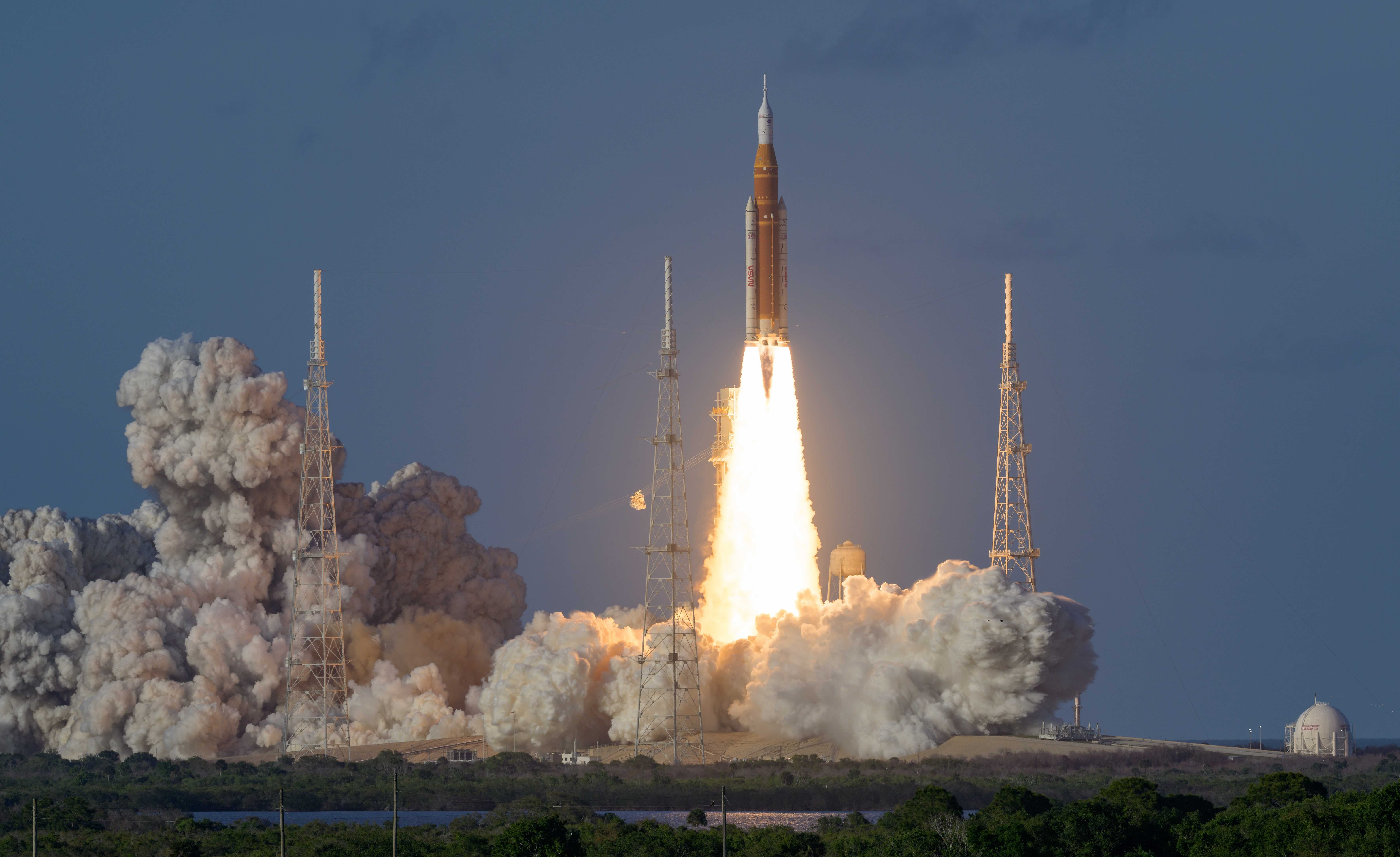 Lancement d'Artemis II : La fusée Space Launch System (SLS) de la NASA et la sonde Orion lors d'un voyage de 10 jours autour de la Lune.