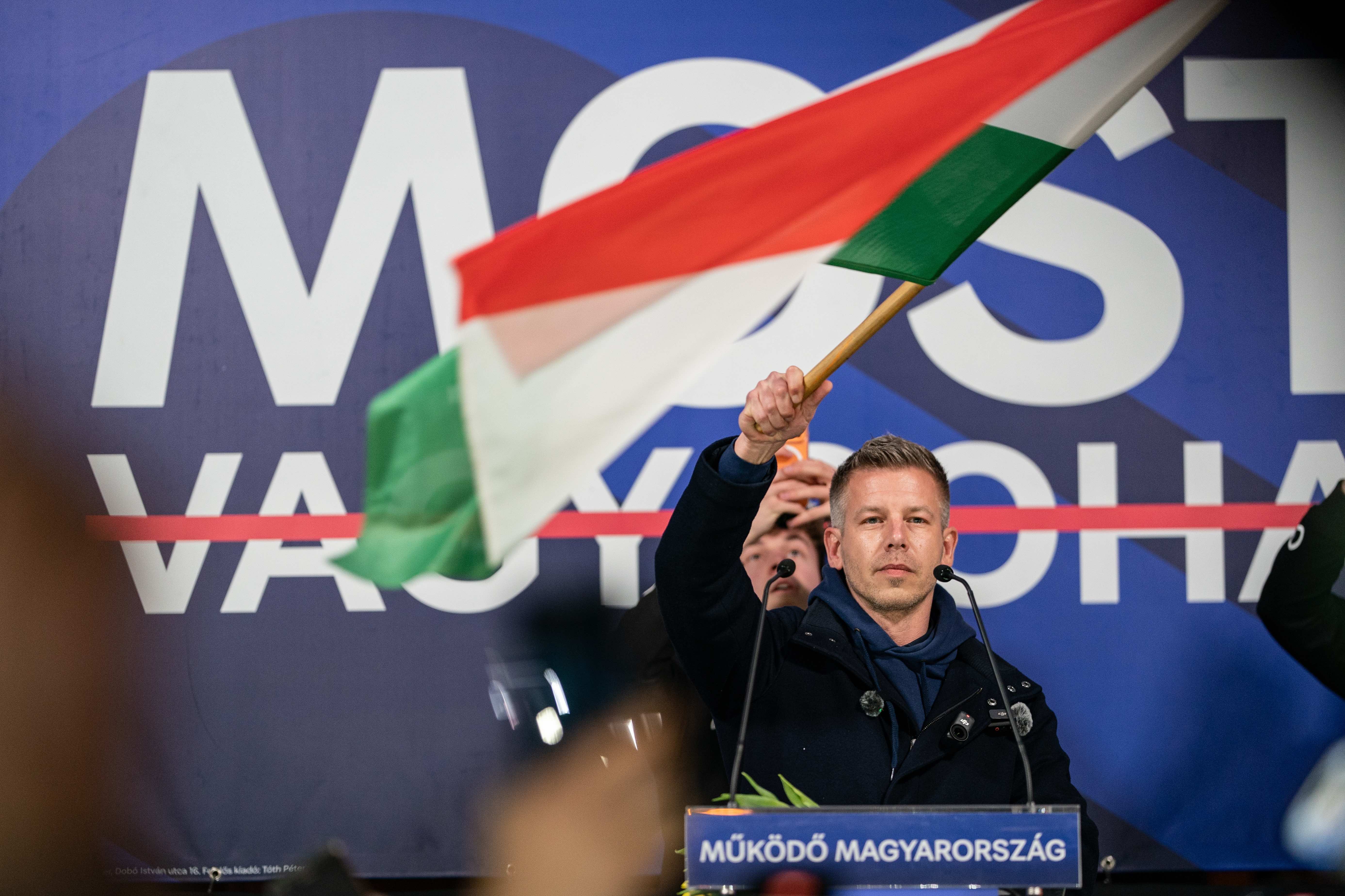 Pecs, Hongrie - 07 mars 2026 : Le politicien hongrois Peter Magyar, chef de l'opposition hongroise et du parti Tisza, prononce un discours