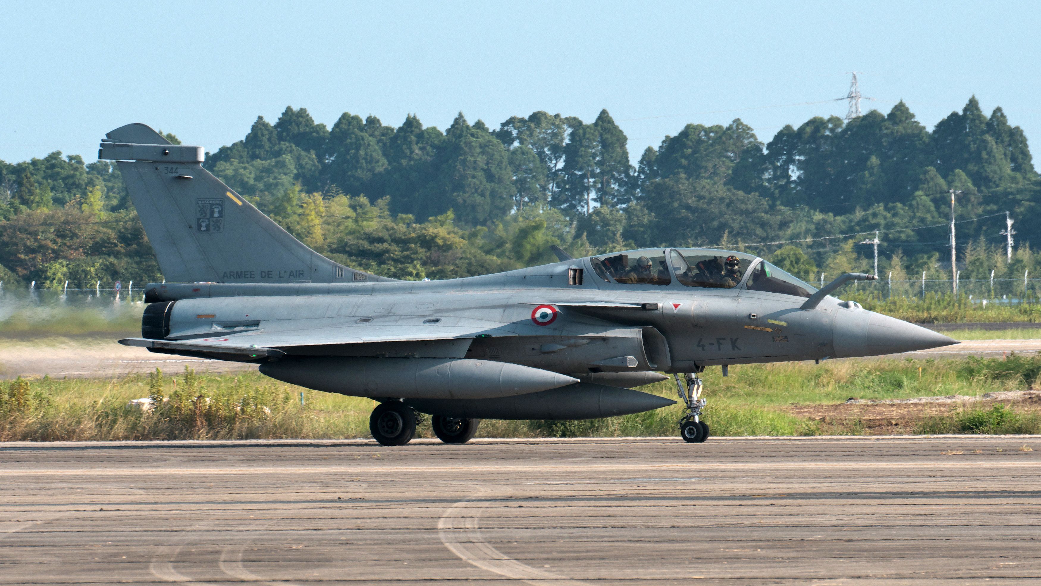 Un Rafale de l'Armée de l'air et de l'Espace française arrive à la base aérienne de Nyutabaru, dans la préfecture de Miyazaki, au Japon, le mercredi 26 juillet 2023.