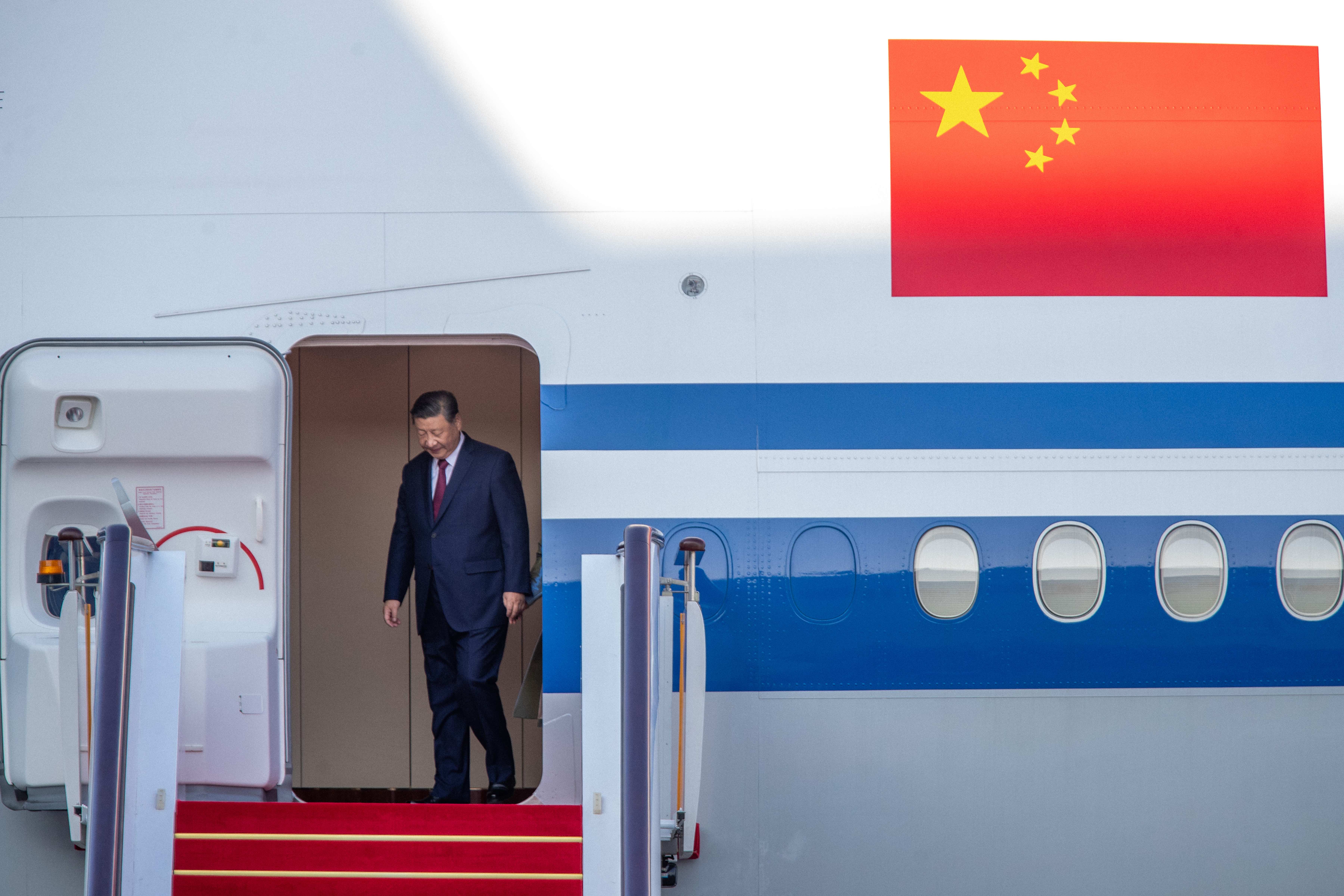 Xi Jinping arrivant à l'aéroport international de Macao, le 18 décembre 2025.
