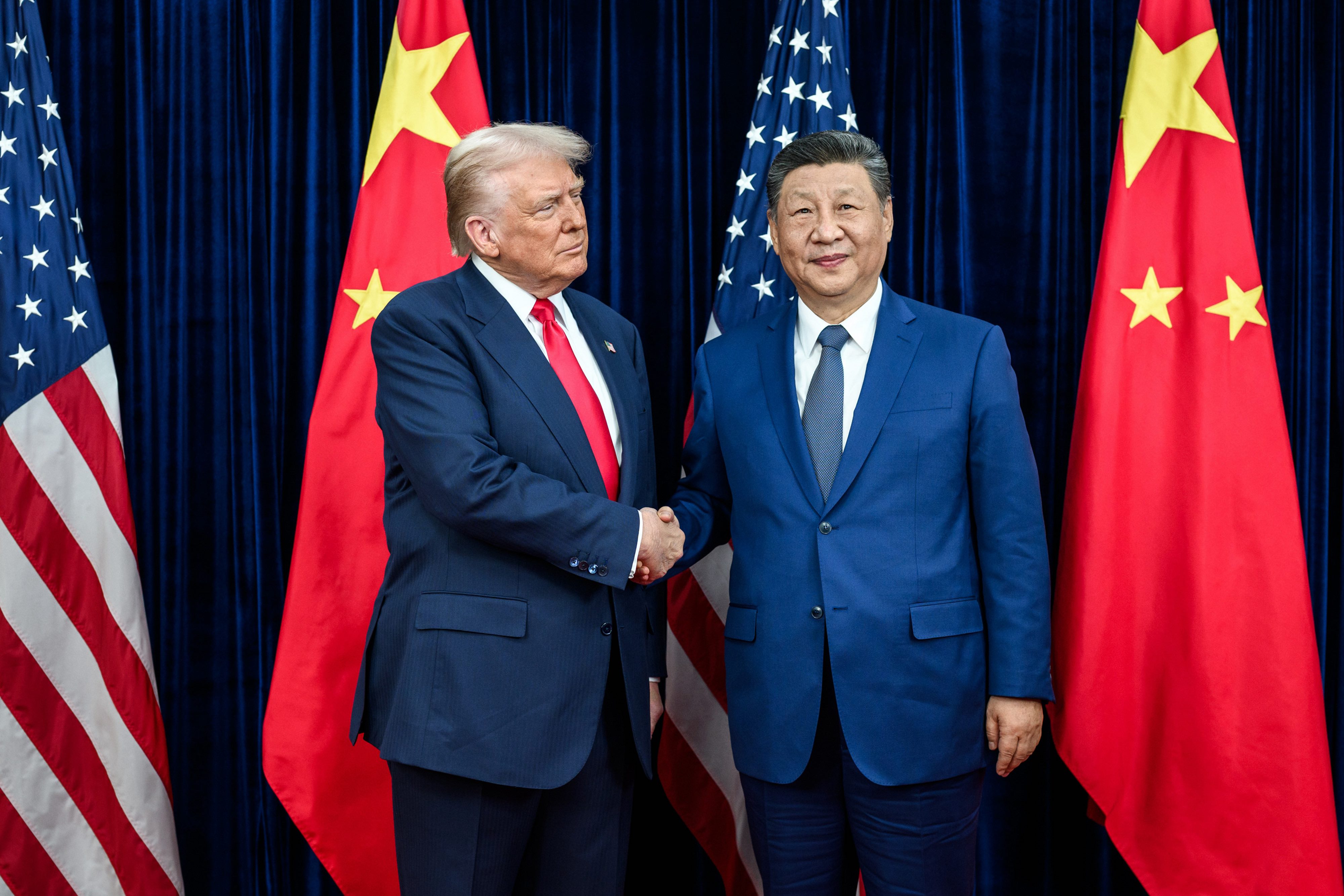 Xi Jinping et Donald Trump, lors d'un sommet bilatéral à Busan (Corée du Sud), le 30 octobre 2025.