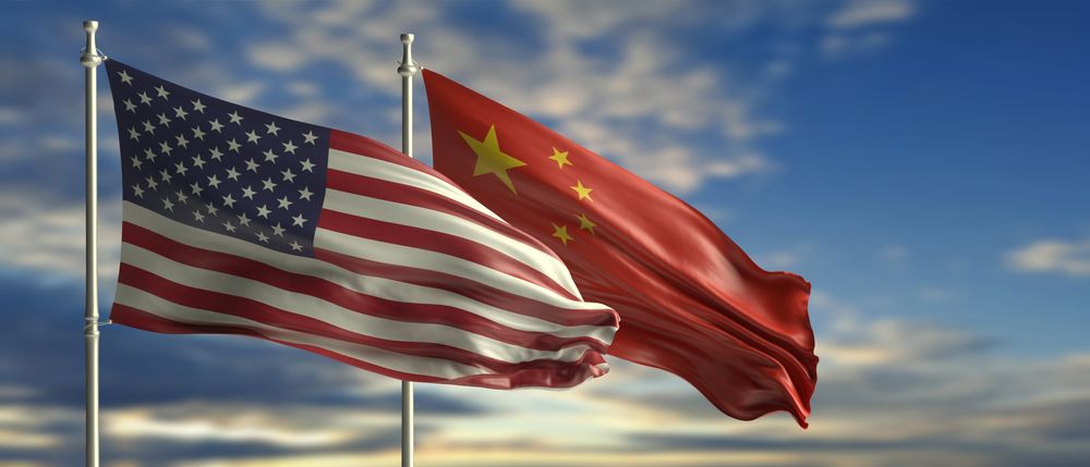 Relations entre les États-Unis et la Chine : drapeaux américain et chinois