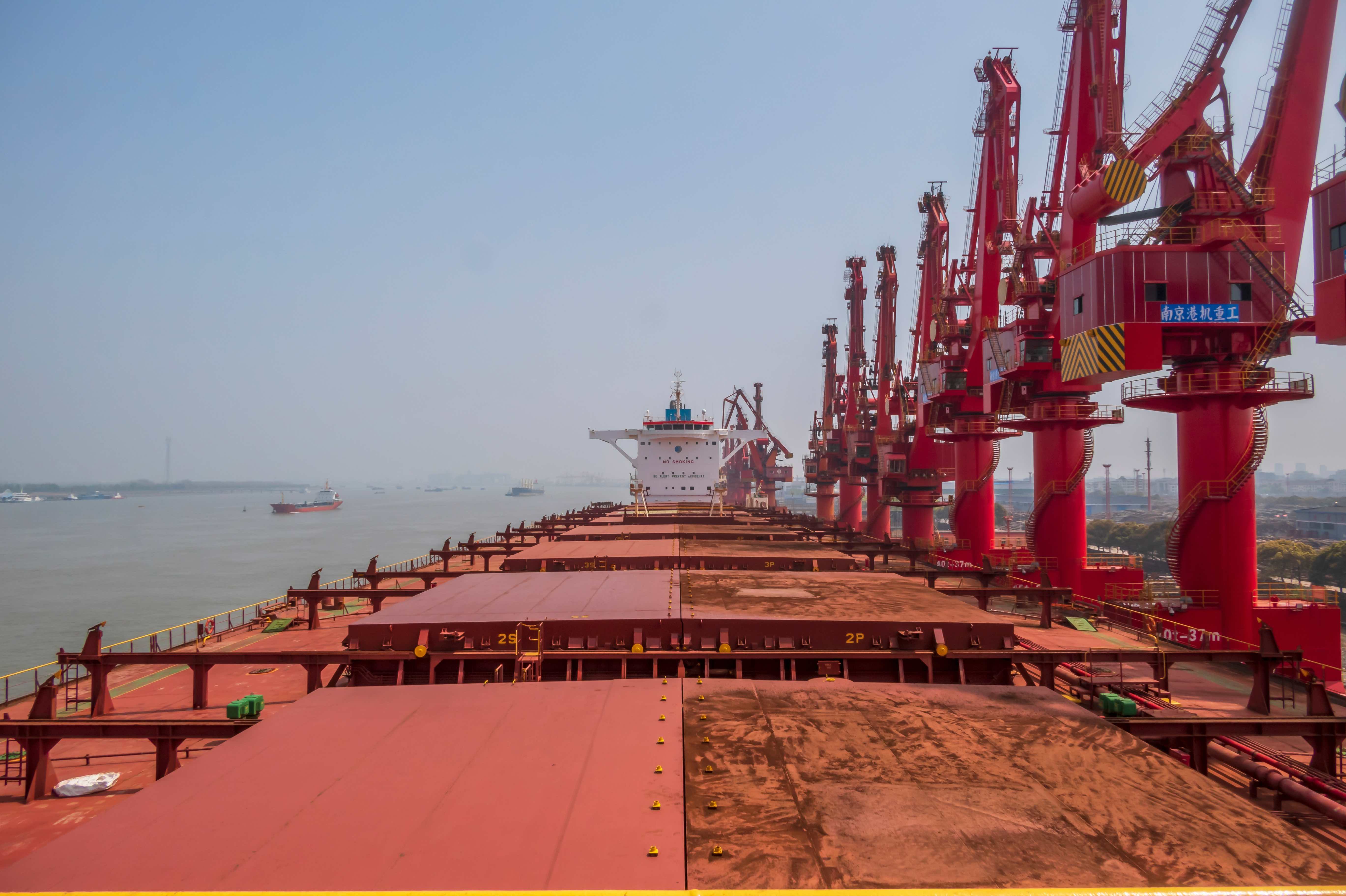 Zhangjiagang, Suzhou, Jiangsu, Chine - 28 mars 2021 : Transporteur en vrac déchargeant le minerai de fer dans le port chinois de Zhangjiagang.