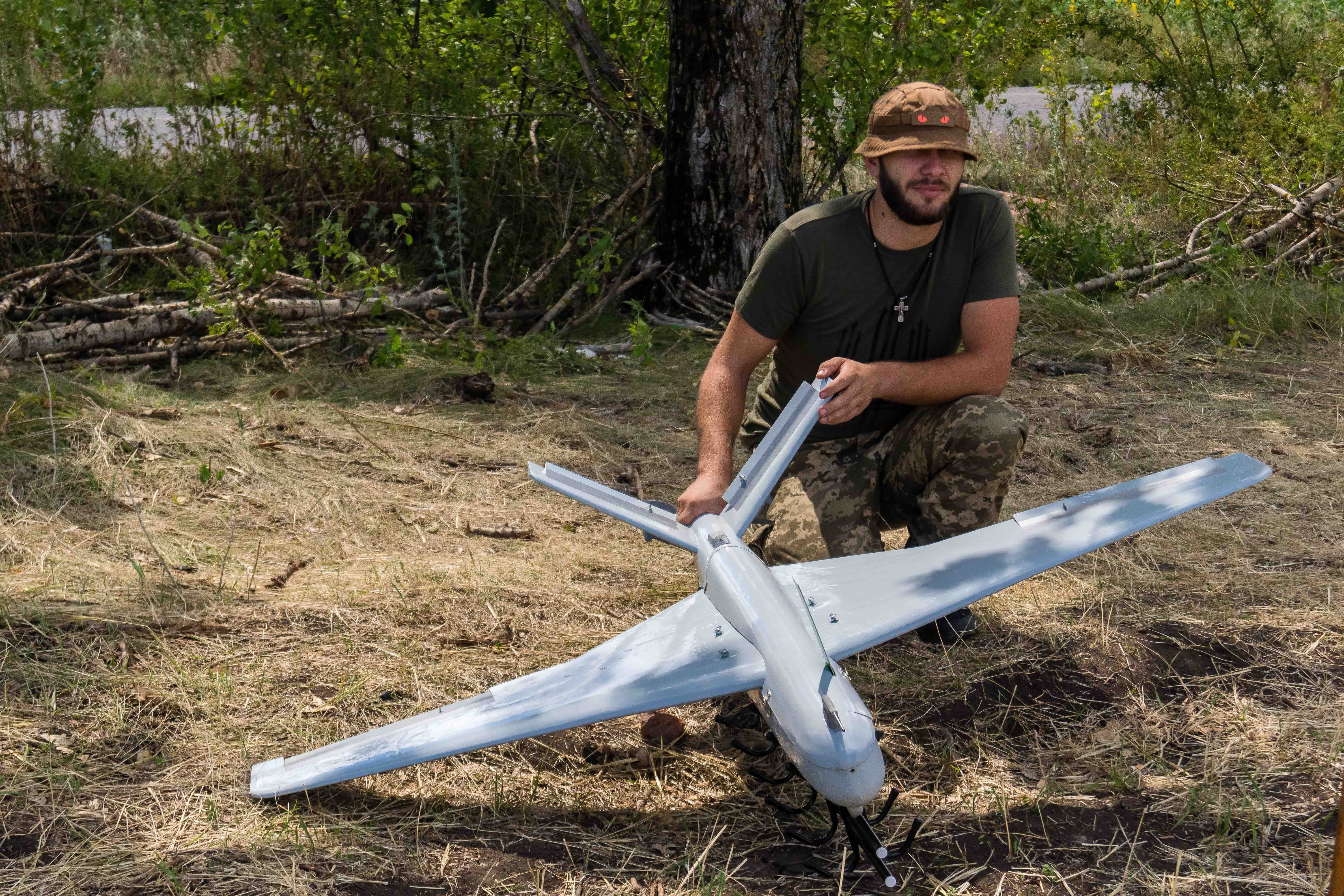 Un soldat ukrainien utilise un drone dans le Donbass, en Ukraine - Août 2025