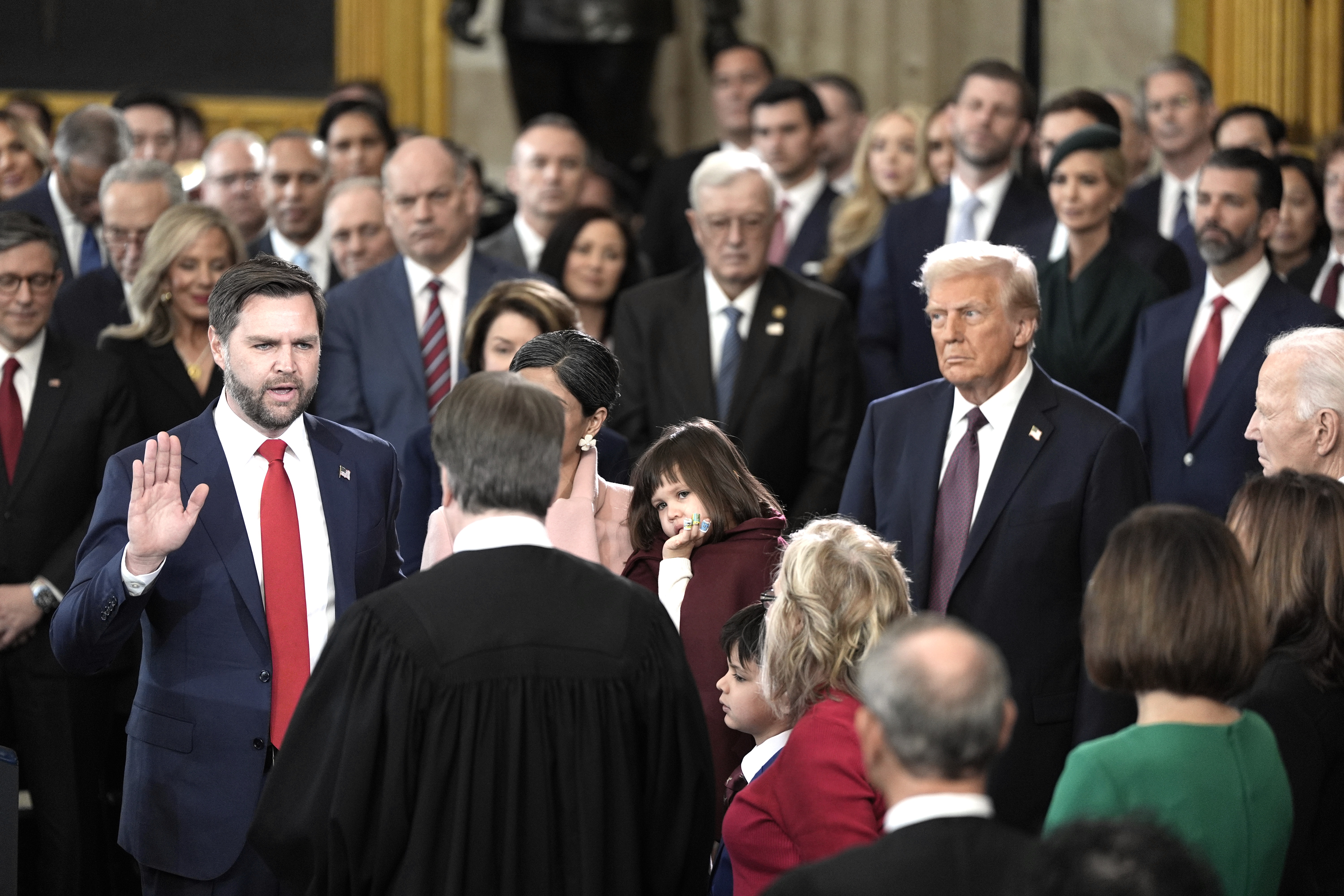 J. D. Vance prête serment comme vice-président devant le juge de la Cour suprême Brett Kavanaugh, Washington D.C., 20 janvier 2025