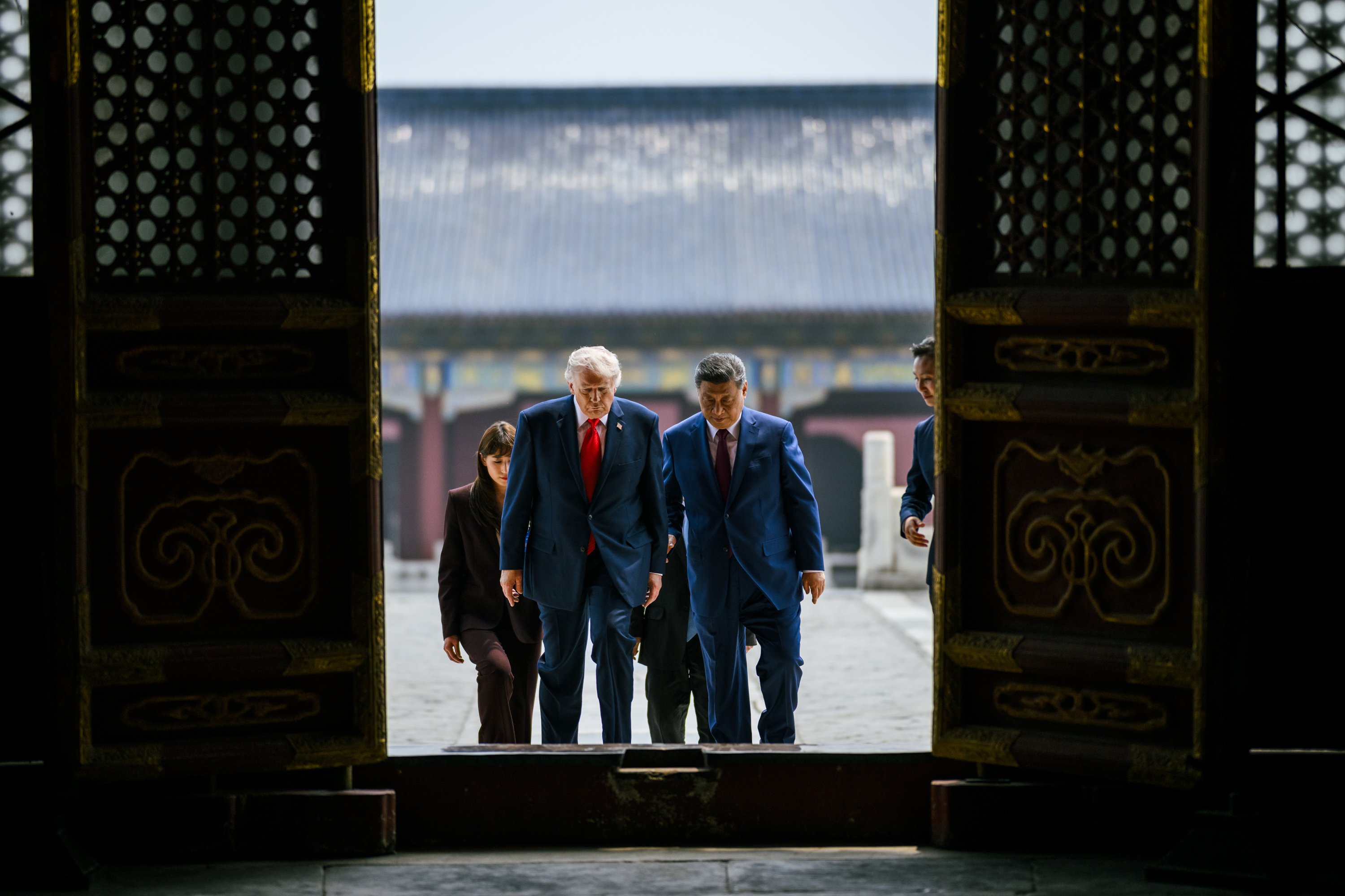Xi Jinping et Donald Trump visitent le Temple du Ciel, à Pékin, le 14 mai 2026.