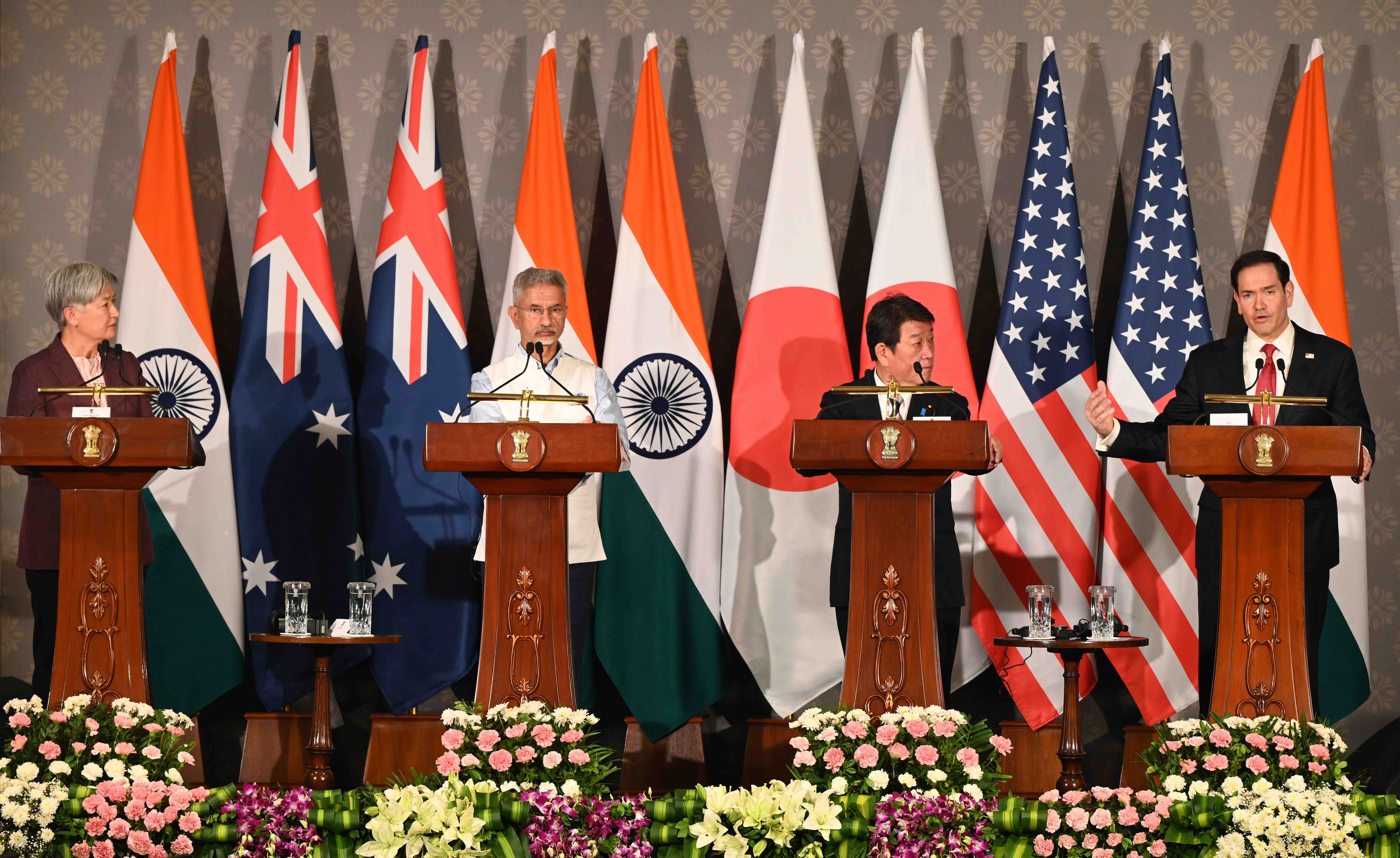 Penny Wong, S Jaishankar, Toshimitsu Motegi et Marco Rubio lors d'une conférence de presse en marge de la 11ème réunion des ministres des affaires étrangères du Quad à New Delhi, en Inde, le 26 mai 2026.