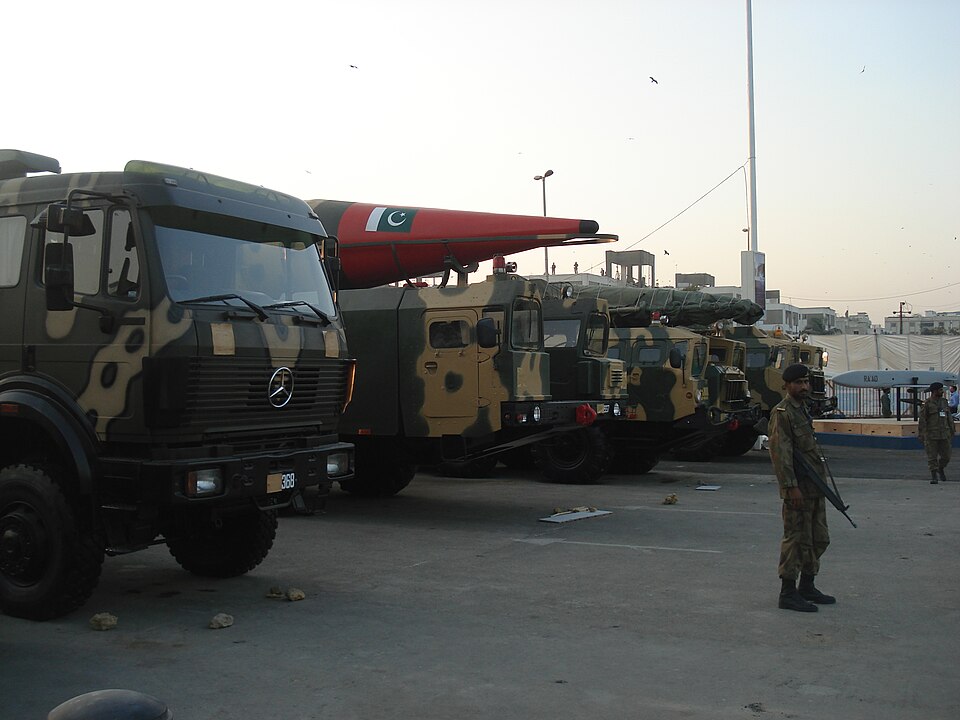 Missiles balistiques pakistanais à portée intermédiaire exposés à Karachi en 2008