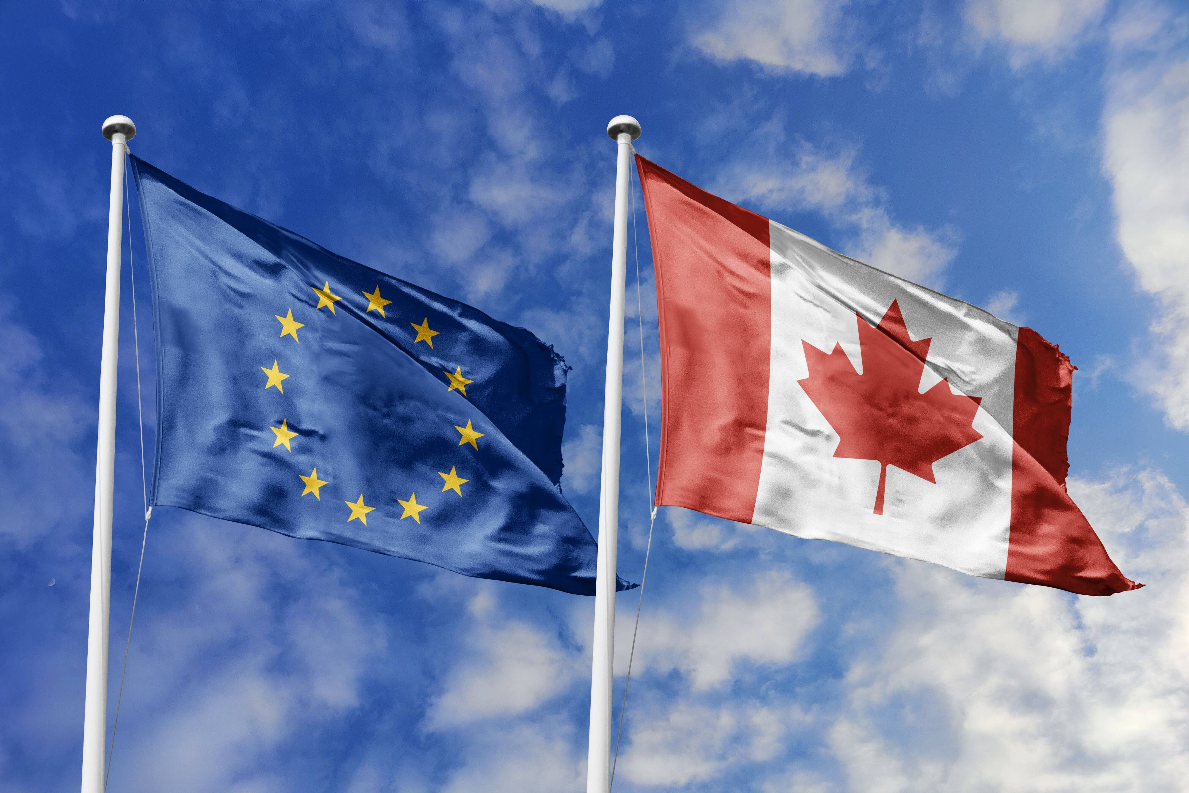 Drapeaux de l'Union européenne et du Canada