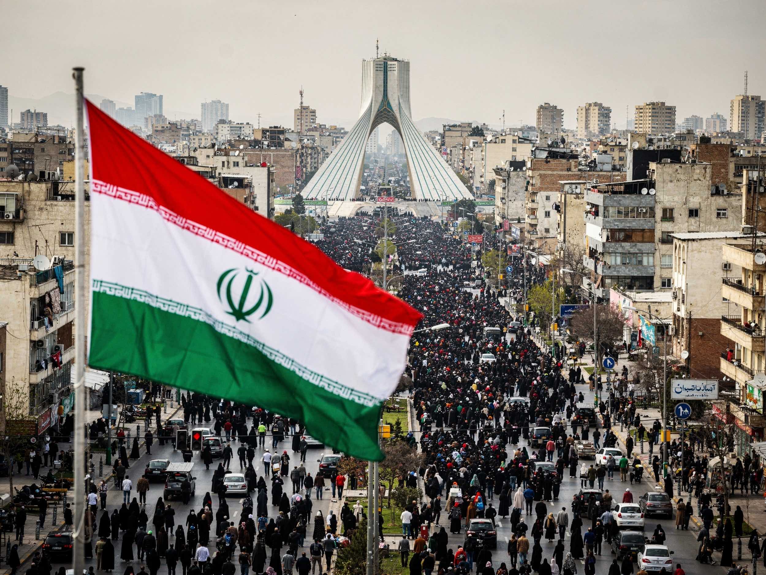 Manifestations de foule près du monument emblématique Azadi en Iran, dimanche 8 mars 2026