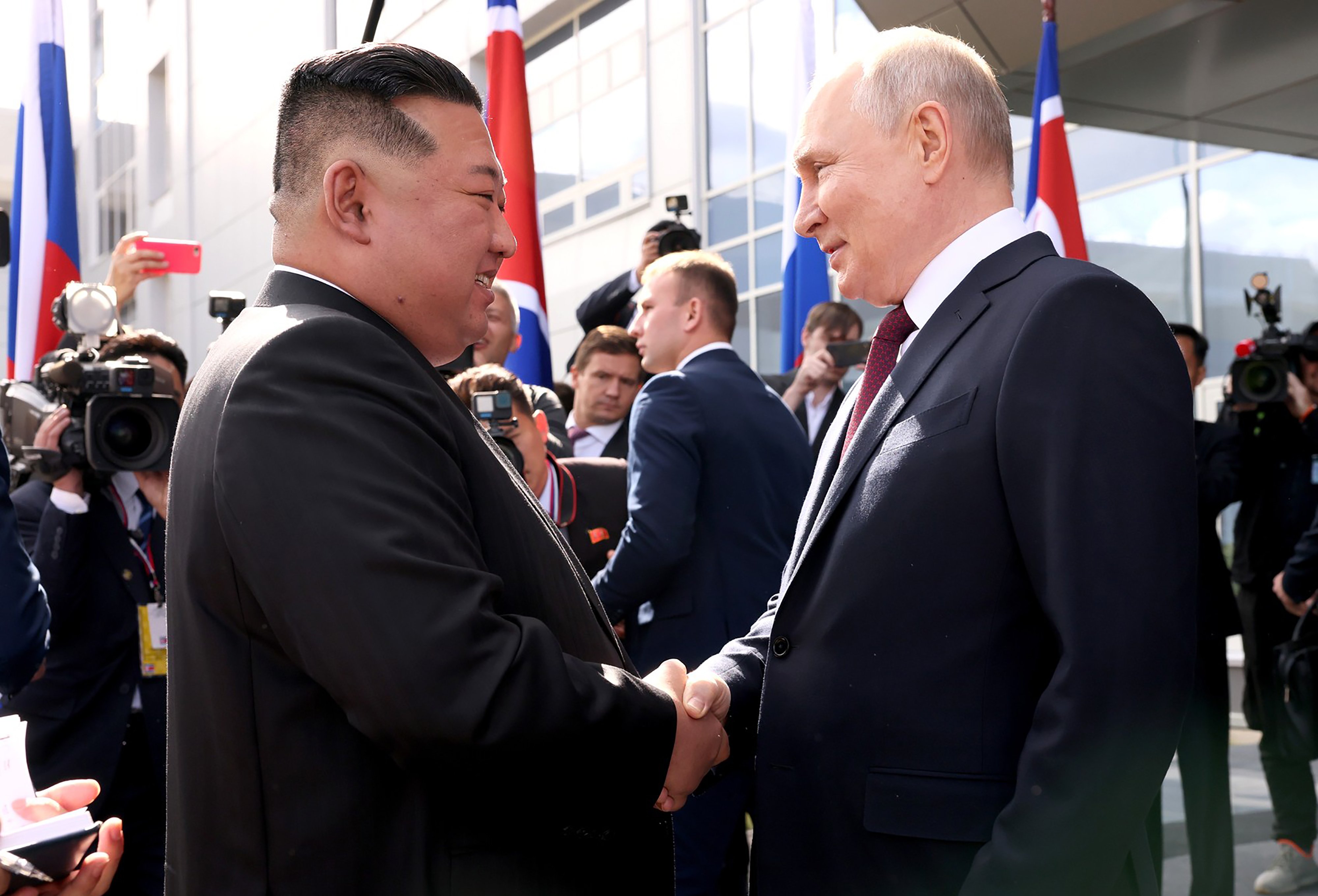 Kim Jong-Un rencontre Vladimir Poutine au cosmodrome Vostochny, en Russie, le 13 septembre 2023.