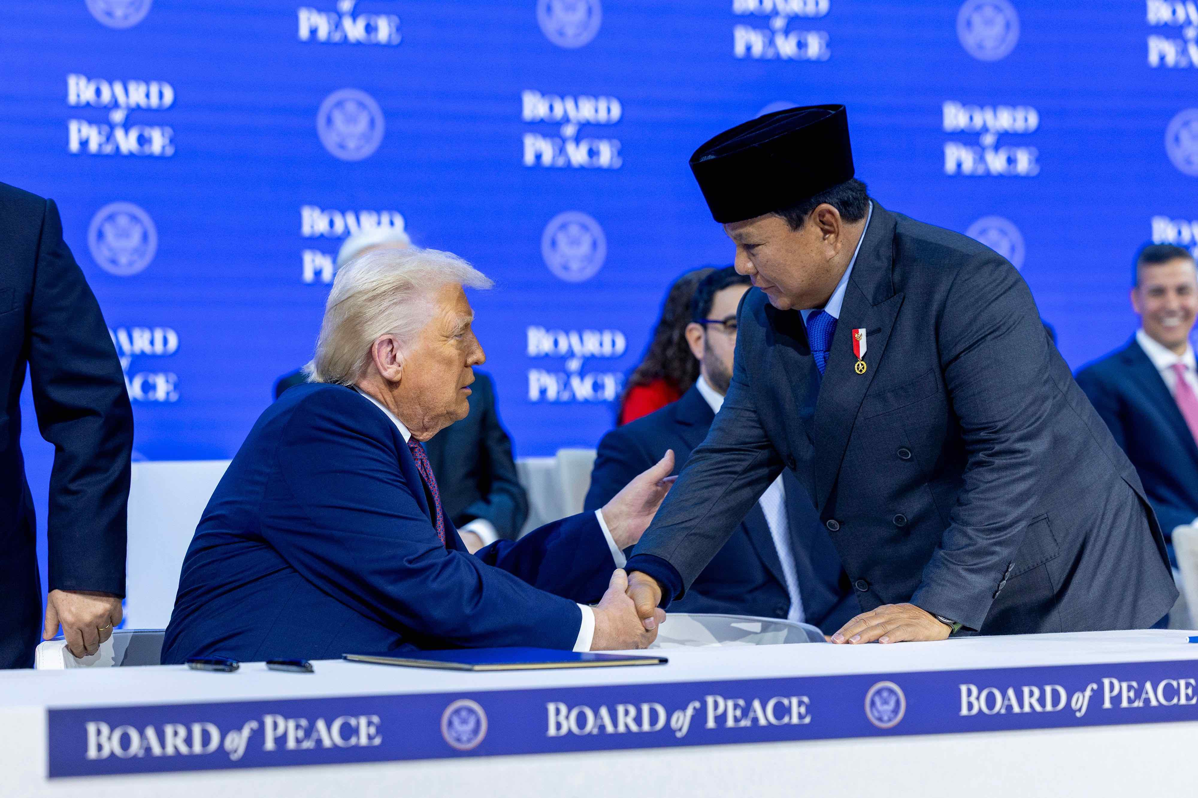 Donald Trump et Prabowo Subianto lors de la cérémonie de signature du "Board of Peace", au World Economic Forum de Davos, le 22 janvier 2026.