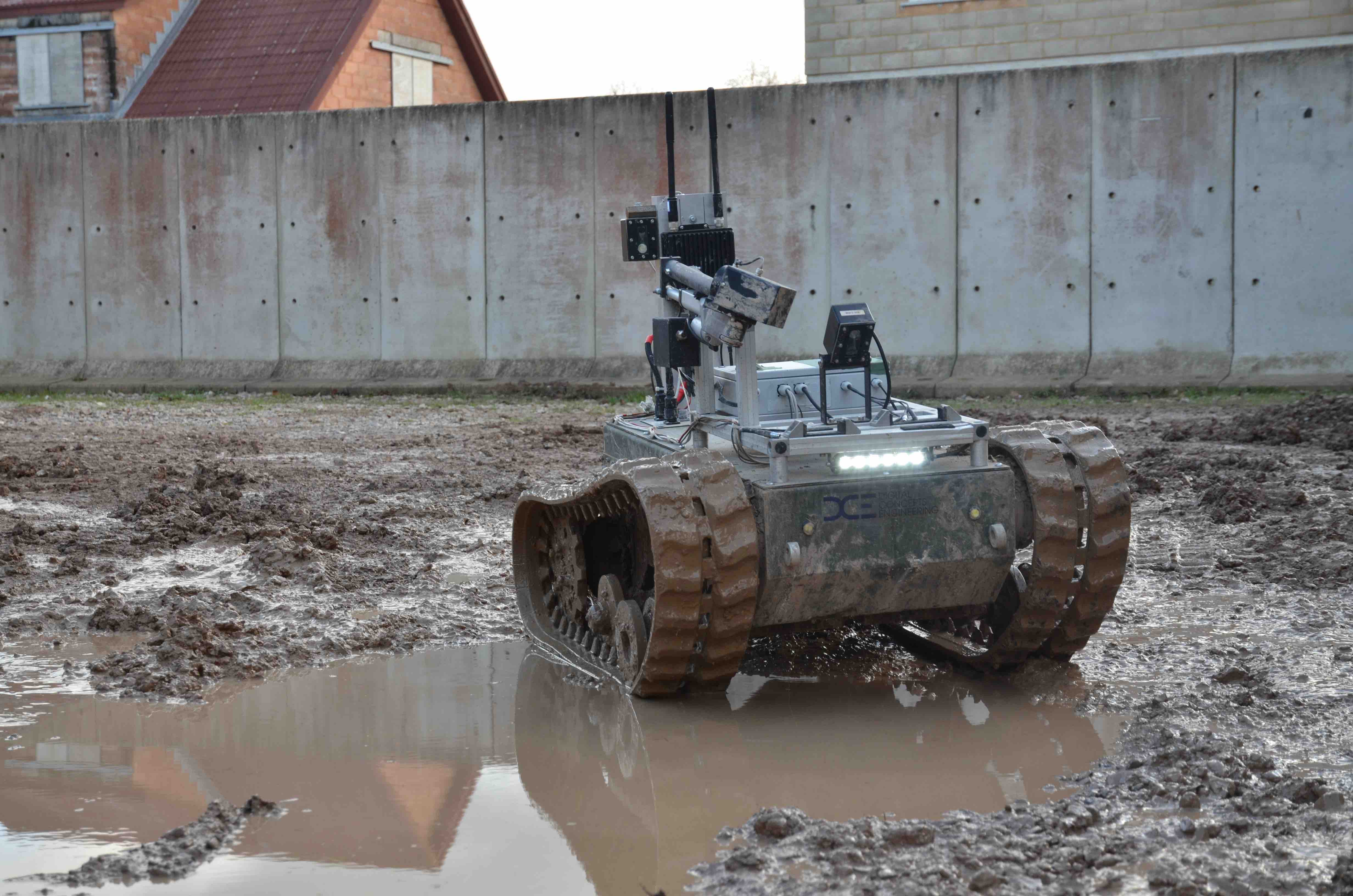 Un robot terrestre participe à l'exercice « Autonomous Warrior 2018 » de l'armée britannique, organisé dans la plaine de Salisbury