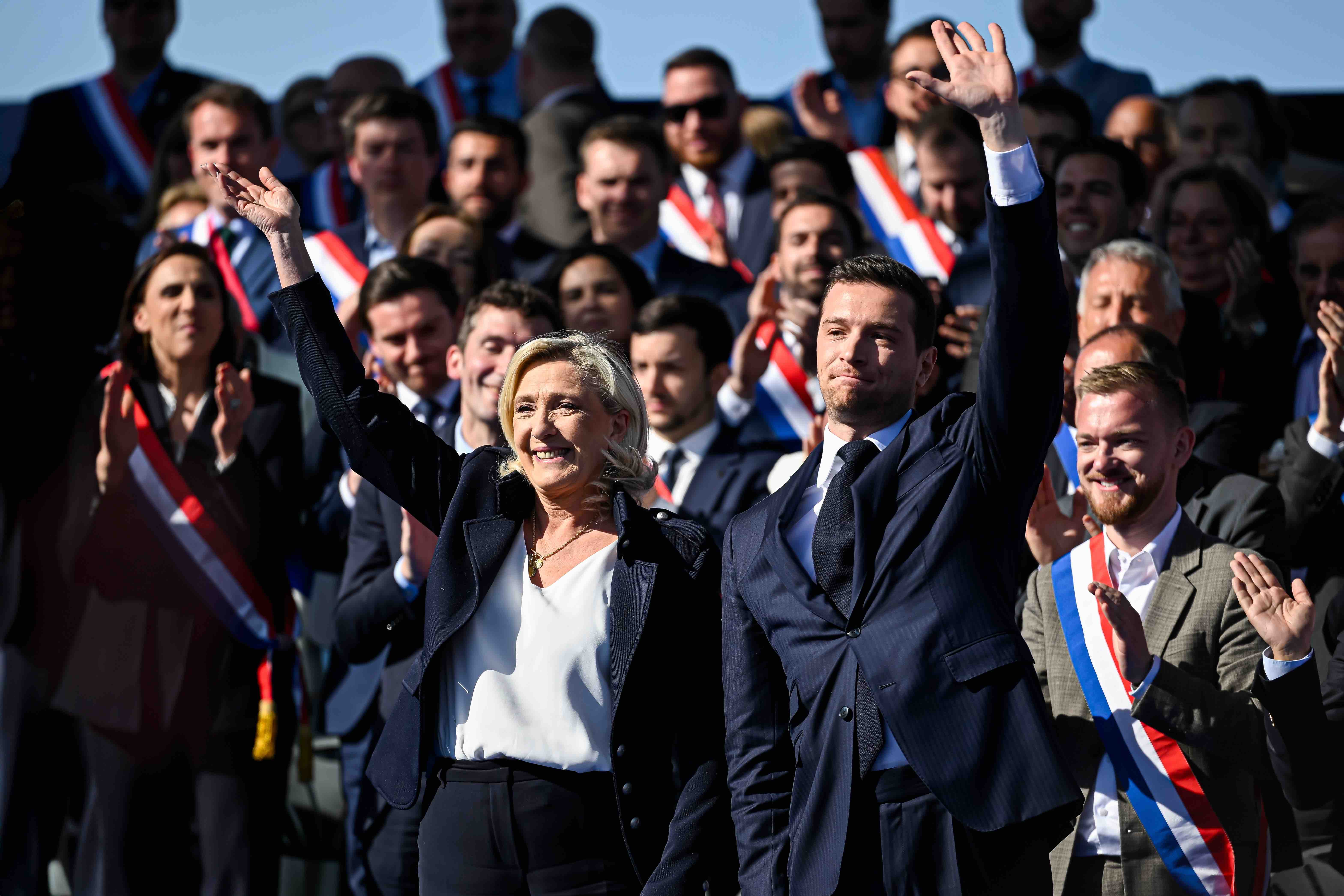 Jordan Bardella und Marine Le Pen bei einer Kundgebung des Rassemblement National (RN) nach ihrer Verurteilung wegen Veruntreuung von Geldern im Europäischen Parlament am 6. April 2025 in Paris, Frankreich.