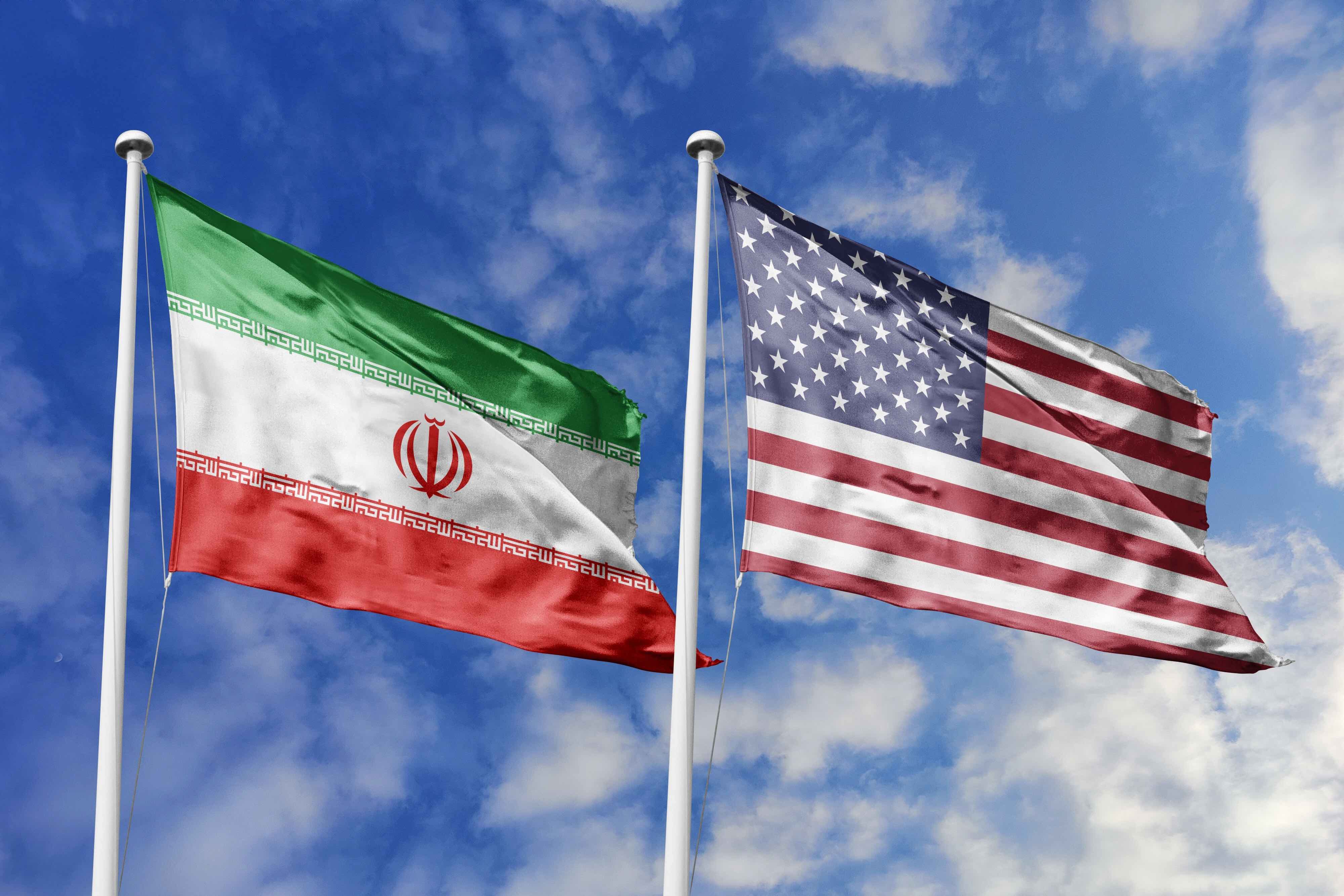 Drapeaux de l'Iran et des États-Unis