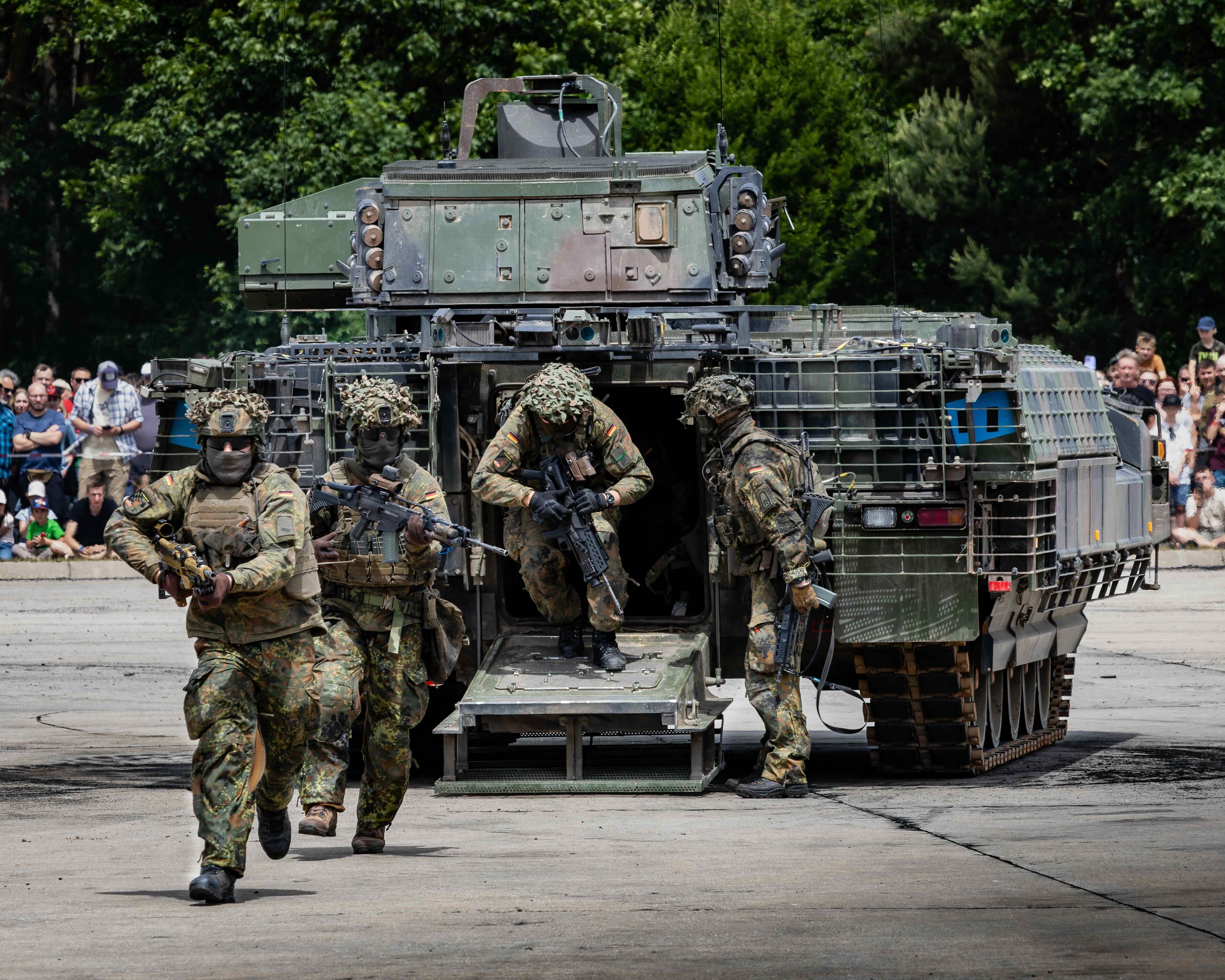 Weiden, Allemagne - 06 juin 2026 : Lors de la Journée de la Bundeswehr, des Panzergrenadiere montrent le débarquement du véhicule de combat d'infanterie Puma