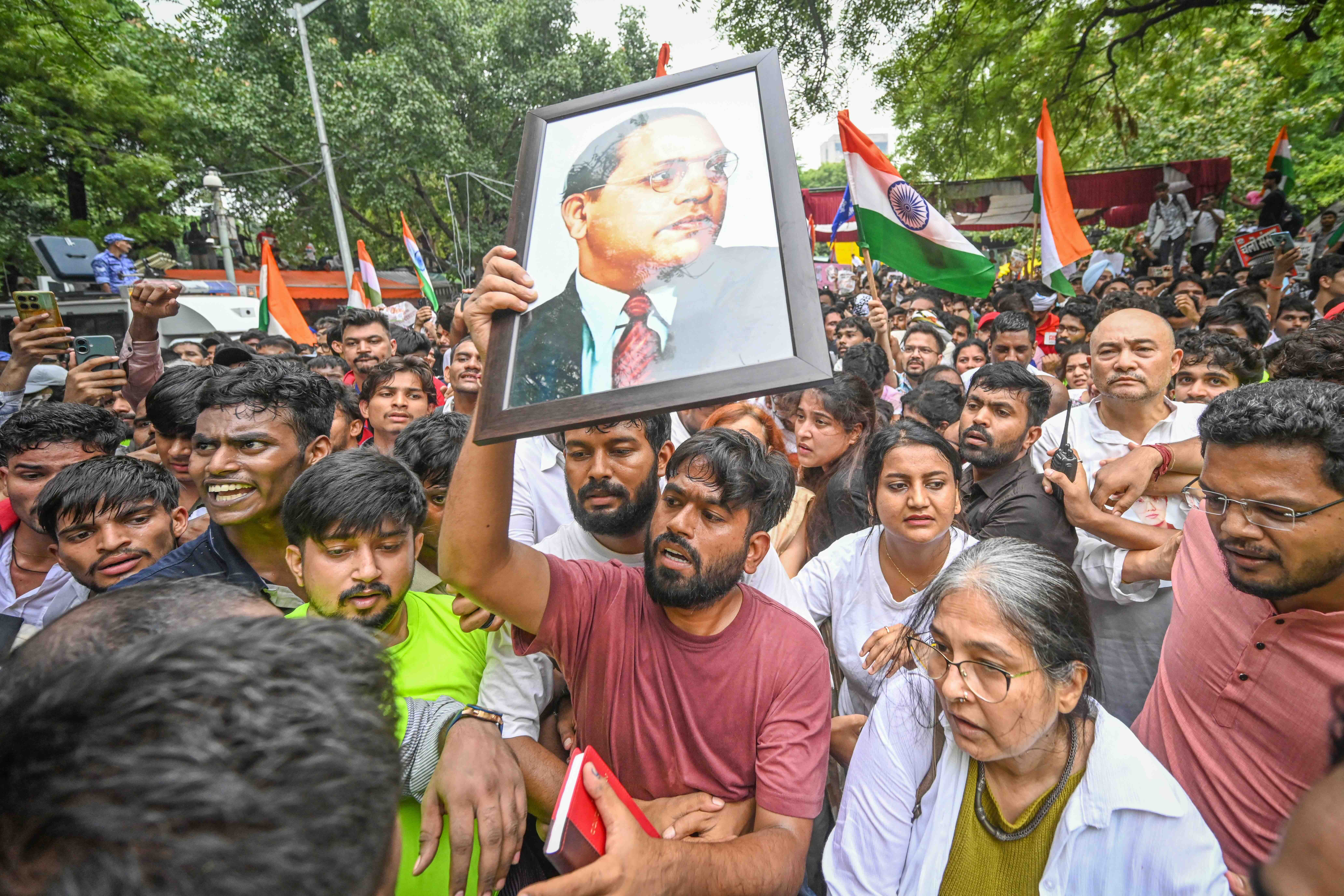 Abhijeet Dipke, fondateur du Cockroach Janta Party (CJP), accompagné de Gitanjali J. Angmo, épouse du militant écologiste Sonam Wangchuk, participe à une marche de protestation vers le Parlement depuis Jantar Mantar le 20 juillet 2026 à New Delhi, en Inde.