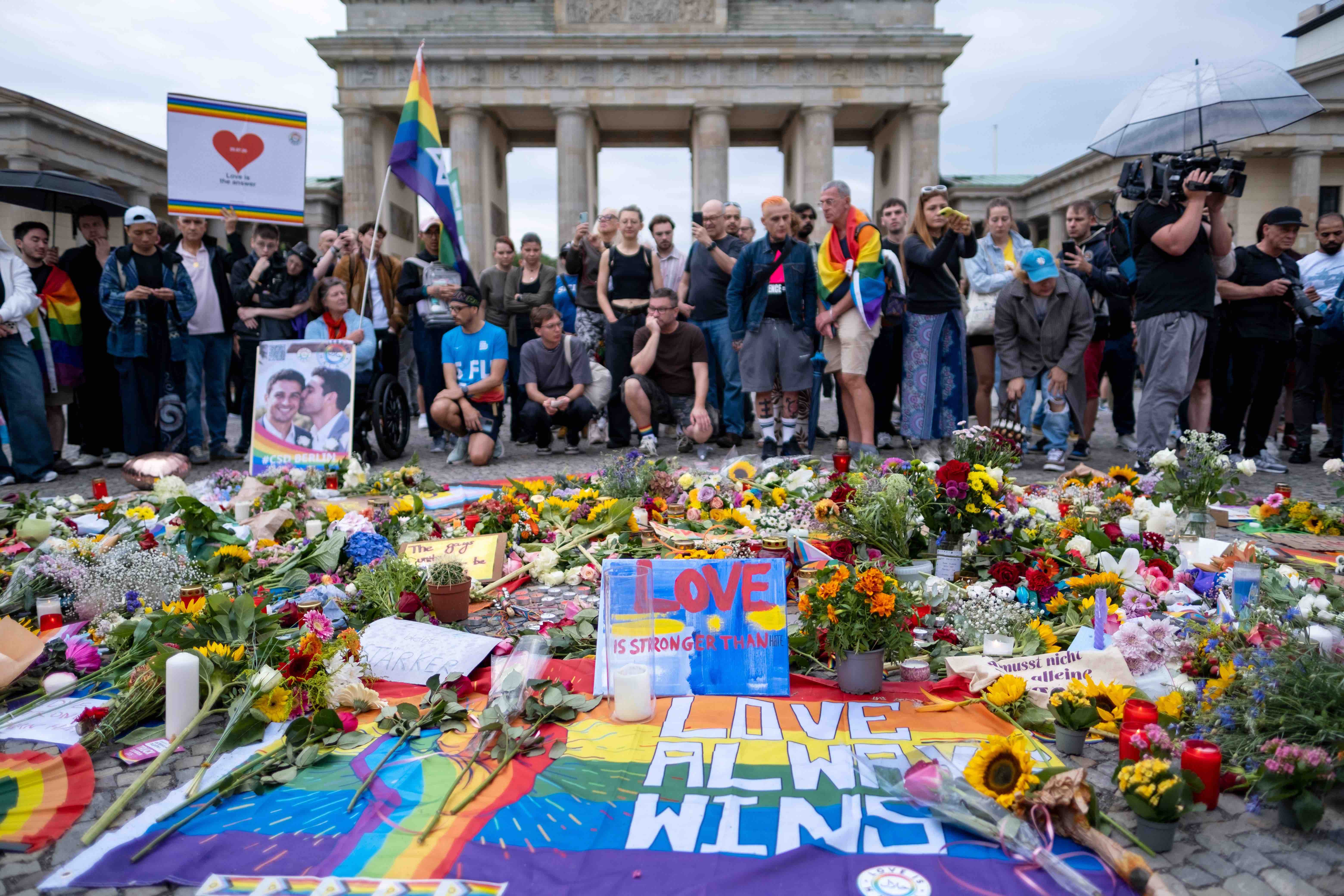 (juillet 2026) Berlin, Allemagne – Recueillement devant la porte de Brandebourg après l'attentat contre la Christopher Street Day (CSD), qui a fait un mort et 29 blessés