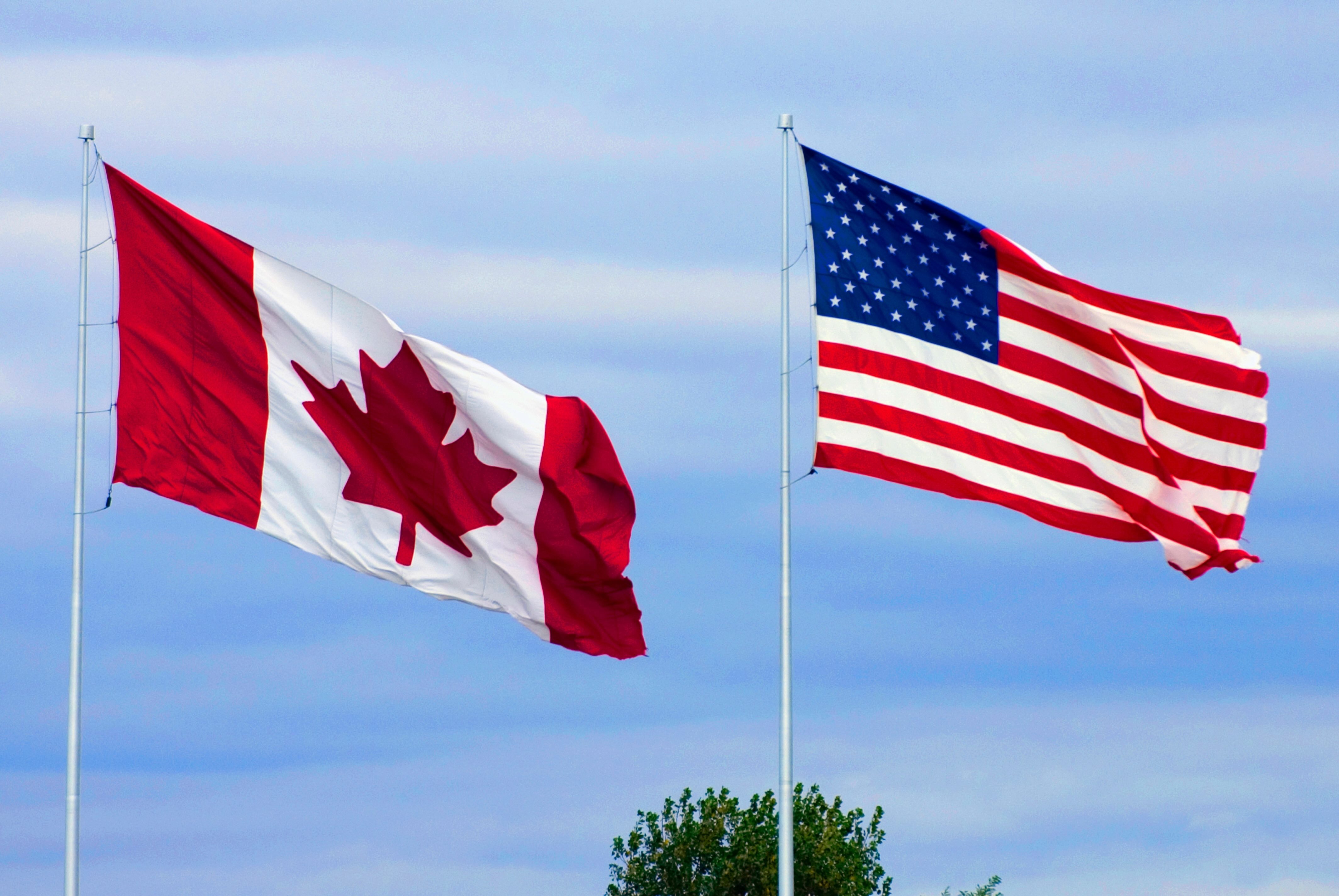Drapeaux du Canada et des États-Unis