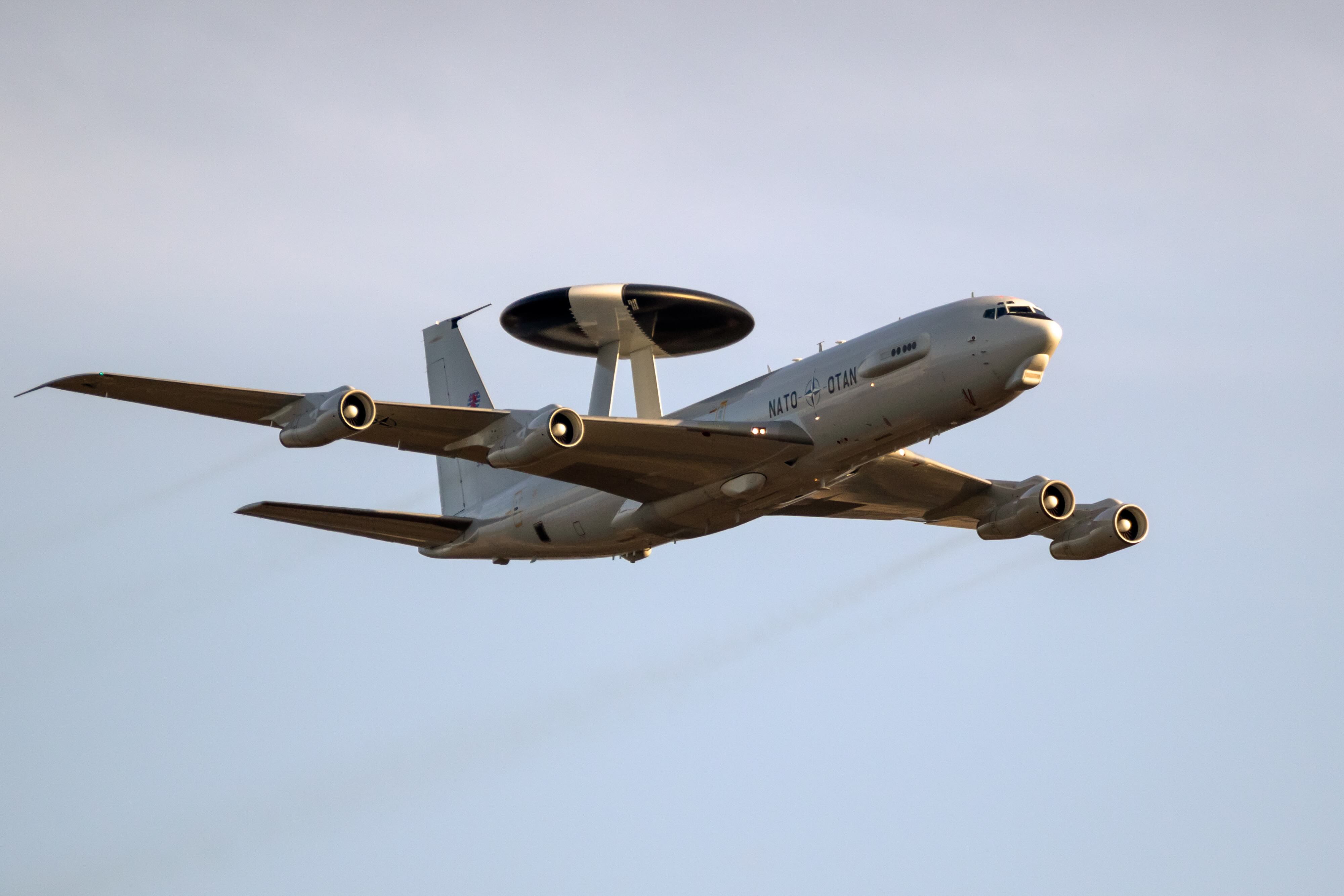 Un avion radar AWACS Boeing E-3 Sentry de l’OTAN effectue un survol à basse altitude lors du Sanice Sunset Airshow (Belgique, 13 septembre 2019) 