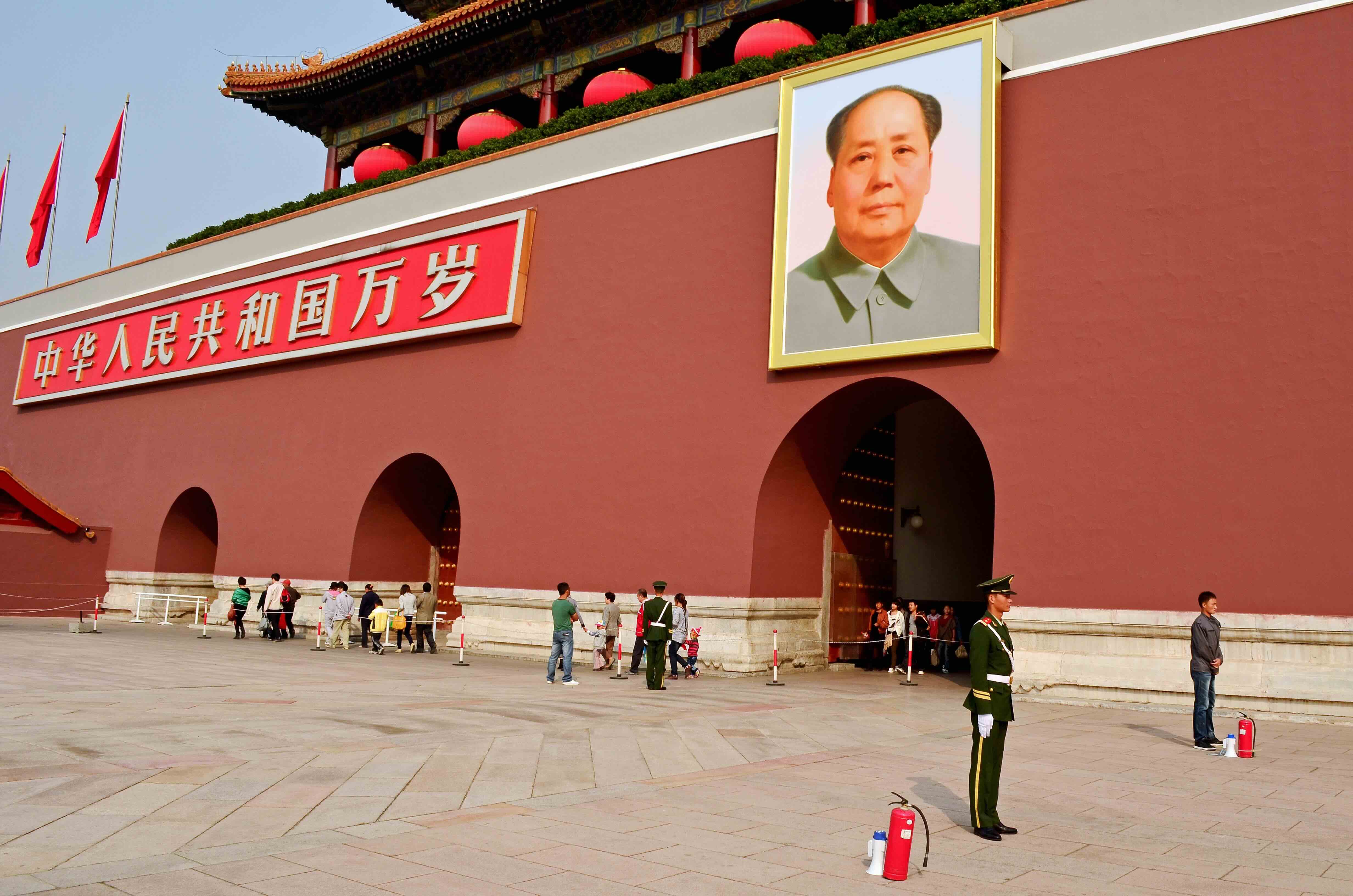 Place Tian’anmen, Pékin, Chine, 10 juillet 2011. Un garde rouge au sommet de la porte de Tian’anmen.