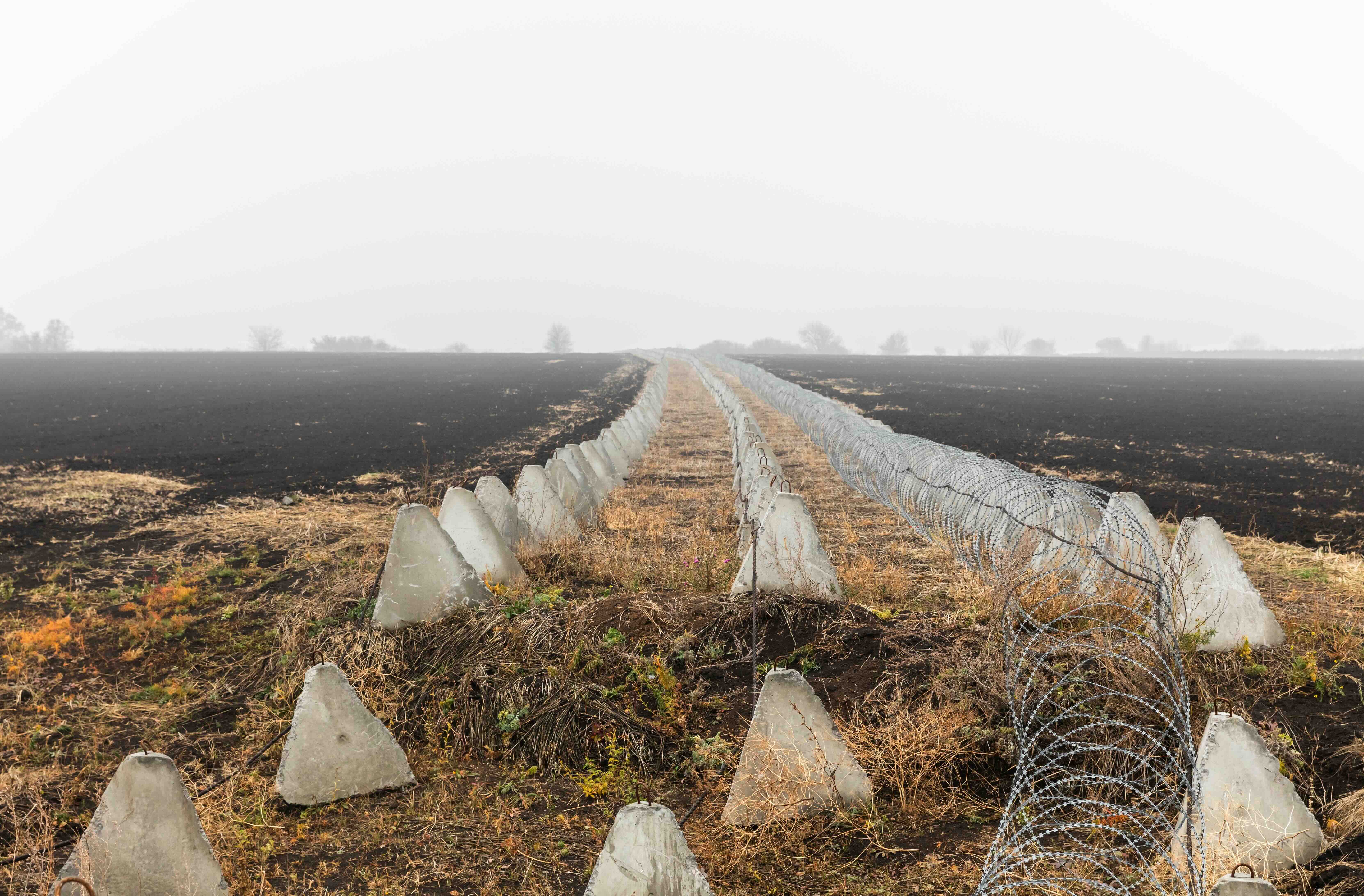 Fortifications de dents de dragon et barbelés dans la région de Kharkiv, en Ukraine, pendant la guerre russo-ukrainienne