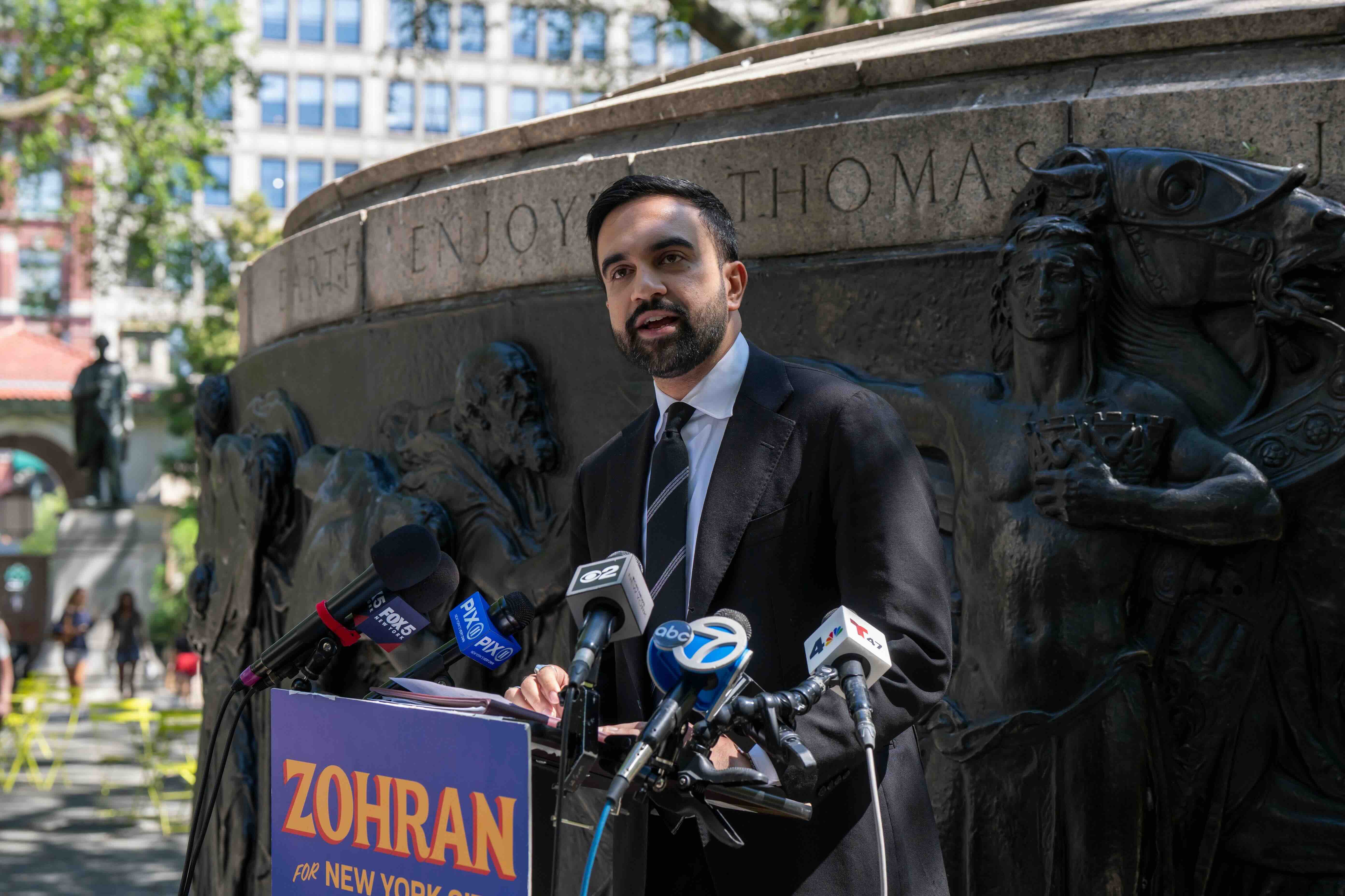 Zohran Mamdani, candidat à la mairie de New York, s'exprime lors d'un point de presse en réaction aux derniers facturers de corruption dans l'administration Adams à Union Square Park le 22 août 2025 à Nouvel York.