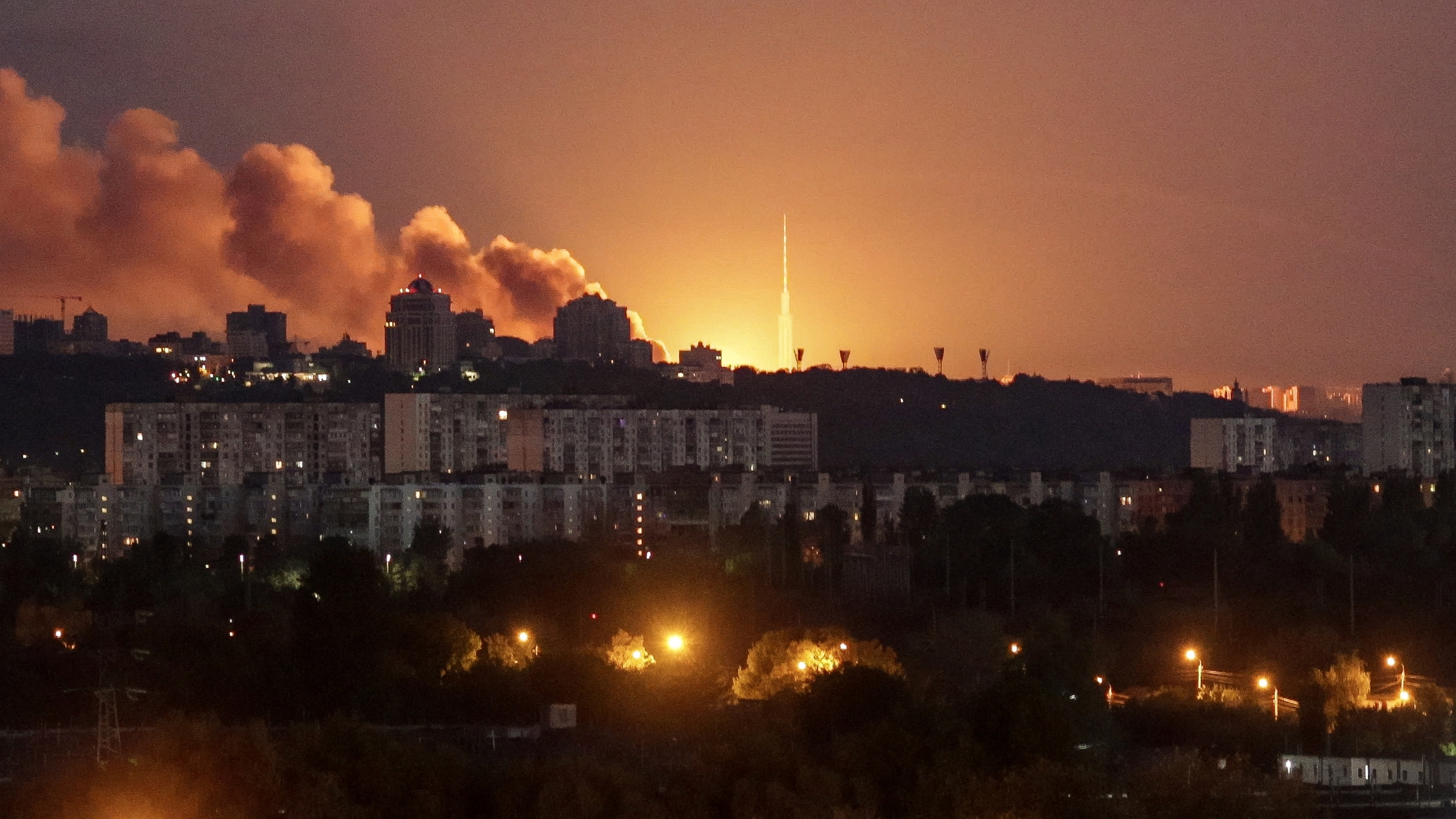 Kiev, Ukraine - 24 mai 2026 : Une explosion illumine le ciel pendant un missile russe et des drones frappent les infrastructures civiles de la capitale de l'Ukraine