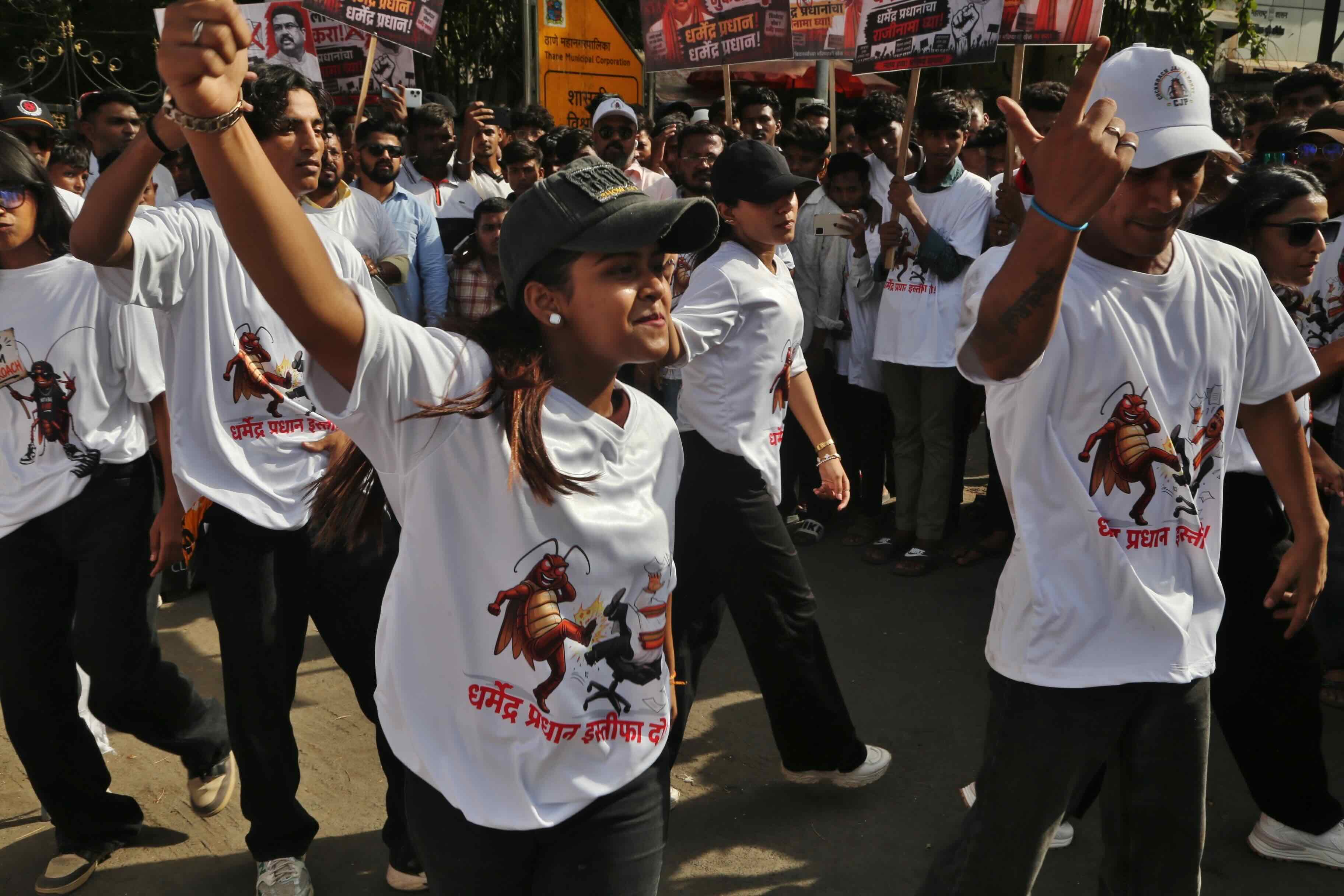 Mumbai-India-11 juin 2026 : une manifestation à Thane, Maharashtra, Inde Les manifestants portaient le T-shirt "I Am Cockroach" 