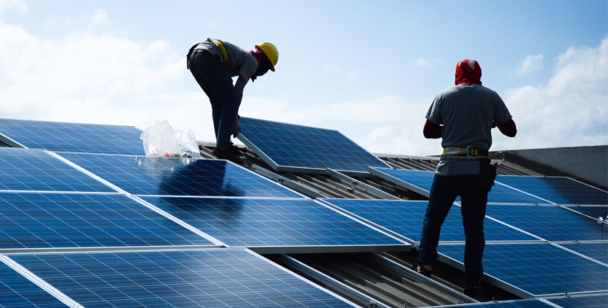 Installation d'une cellule solaire sur un toit