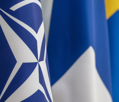 Drapeaux de l'OTAN, de la Finlande et de la Suède