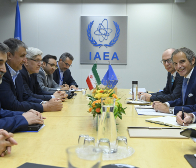 Rencontre entre Rafael Grossi, directeur de l’AIEA, et Mohamed Eslami, vice-président iranien et directeur de l’Organisation iranienne de l’énergie atomique, au cours de la 66e conférence de l’AIEA à Vienne, en septembre 2022.