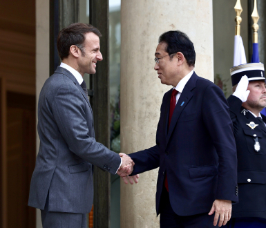 Le président Macron saluant le Premier ministre Kishida, Élysee, mai 2024 