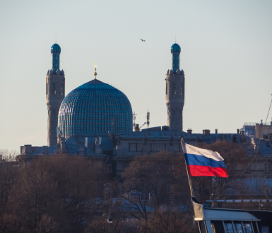 Le Drapeau russe et la Mosquée de Saint-Pétersbourg 