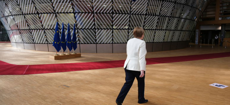 La chancelière allemande Angela Merkel arrive pour participer au sommet des dirigeants de l'Union européenne à Bruxelles, en Belgique, le 19 juillet 2020.