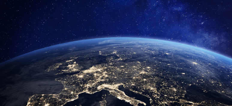 L'Europe la nuit vue de l'espace avec des lumières de la ville montrant l'activité humaine en Allemagne, France, Espagne, Italie et d'autres pays, rendu 3d de la planète Terre, éléments de la NASA