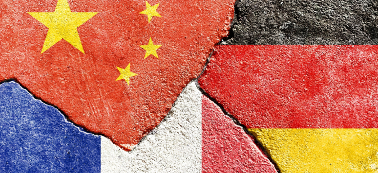 Icône drapeaux nationaux de la Chine et de l'Allemagne disparus contre la France isolée sur fond vectoriel fissuré, arrière-plan abstrait politique internationale relation amitié conflits concept fond d'écran