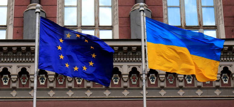 Drapeaux de l'Ukraine et de l'Union Européenne à Kiev
