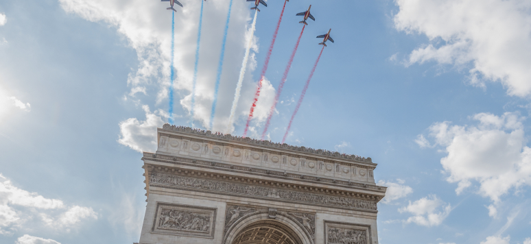 Patrouille de France au-dessus de l'Arc de Triomphe