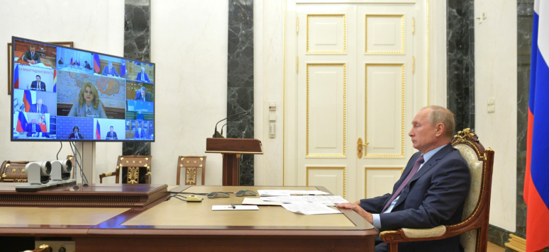 Vladimir Poutine en visioconférence avec le gouvernement russe