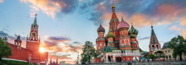 La cathédrale Saint-Basil et la tour Spasskaya du Kremlin de Moscou et le coucher de soleil d'été avec des nuages colorés