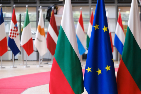 Drapeau européen et drapeau de la Bulgarie dans les bureaux du Conseil européen à Bruxelles