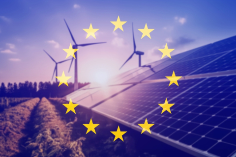 Drapeau officiel de l'Union européenne et panneaux solaires