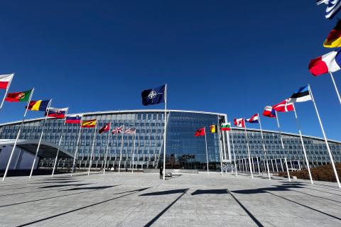 Les drapeaux des pays membres de l'OTAN devant le siège de l'organisation à Bruxelles, en Belgique, le 3 avril 2023.